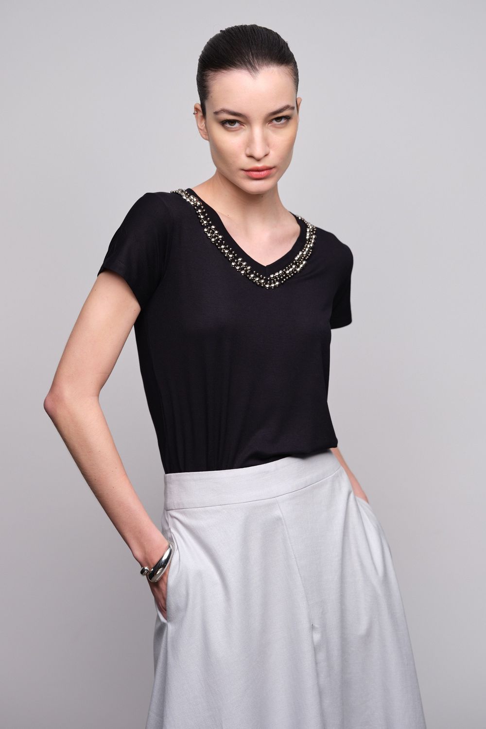 T-shirt Perola Decote Paula Preto