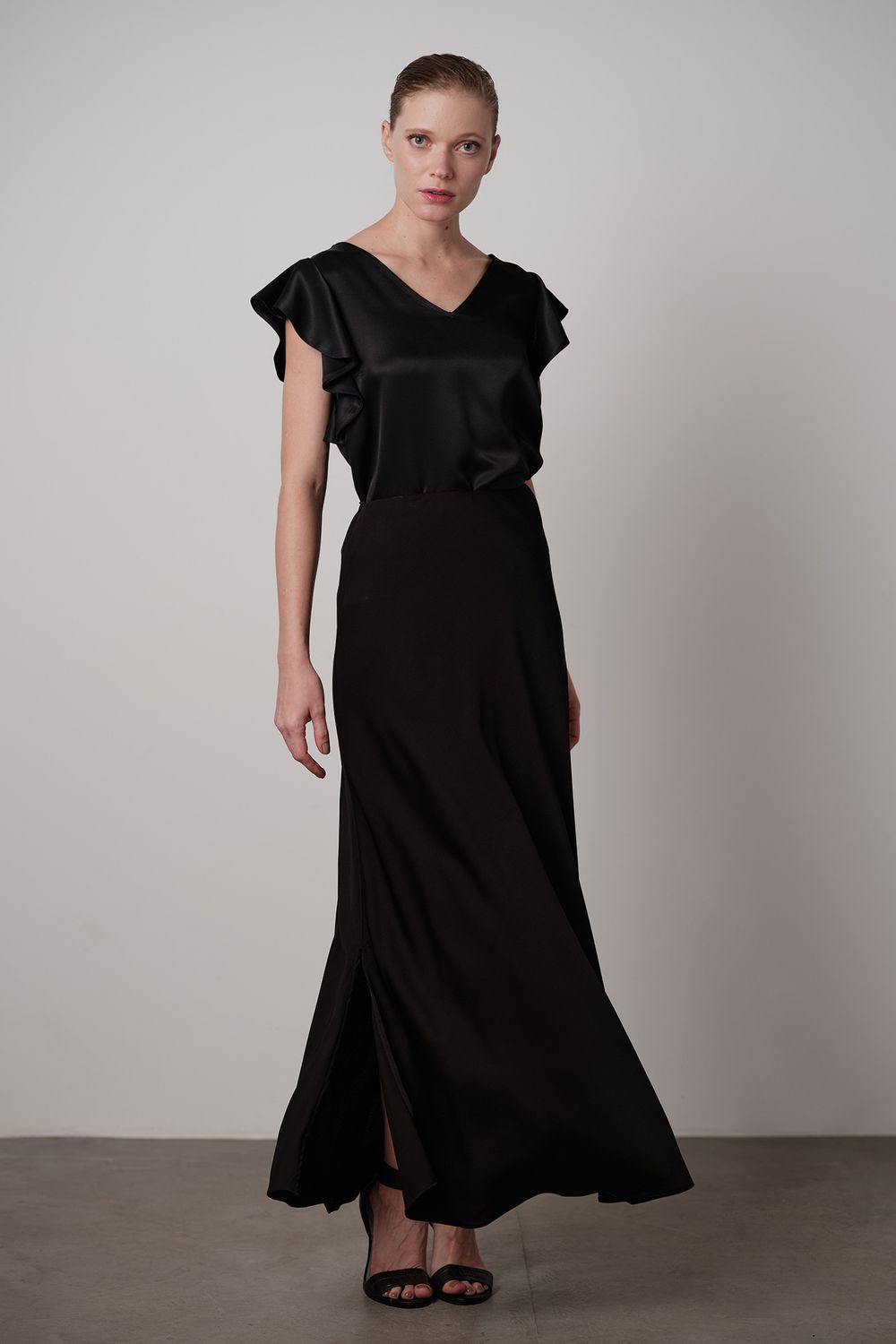 Saia Evasê Longa Crepe Acetinado Preto Helena