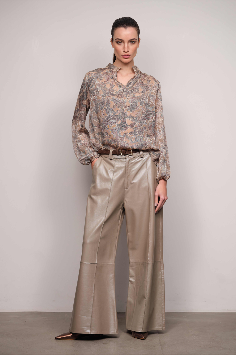 Calça Pantalona  Couro Pelica Concreto Roberta