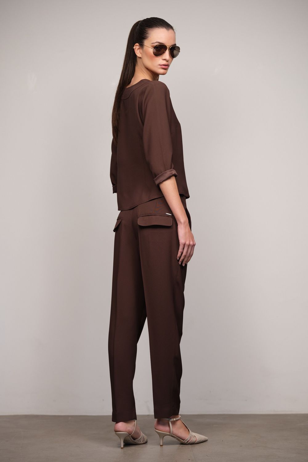 Calça Reta Slim de Crepe Patou Café Leticia