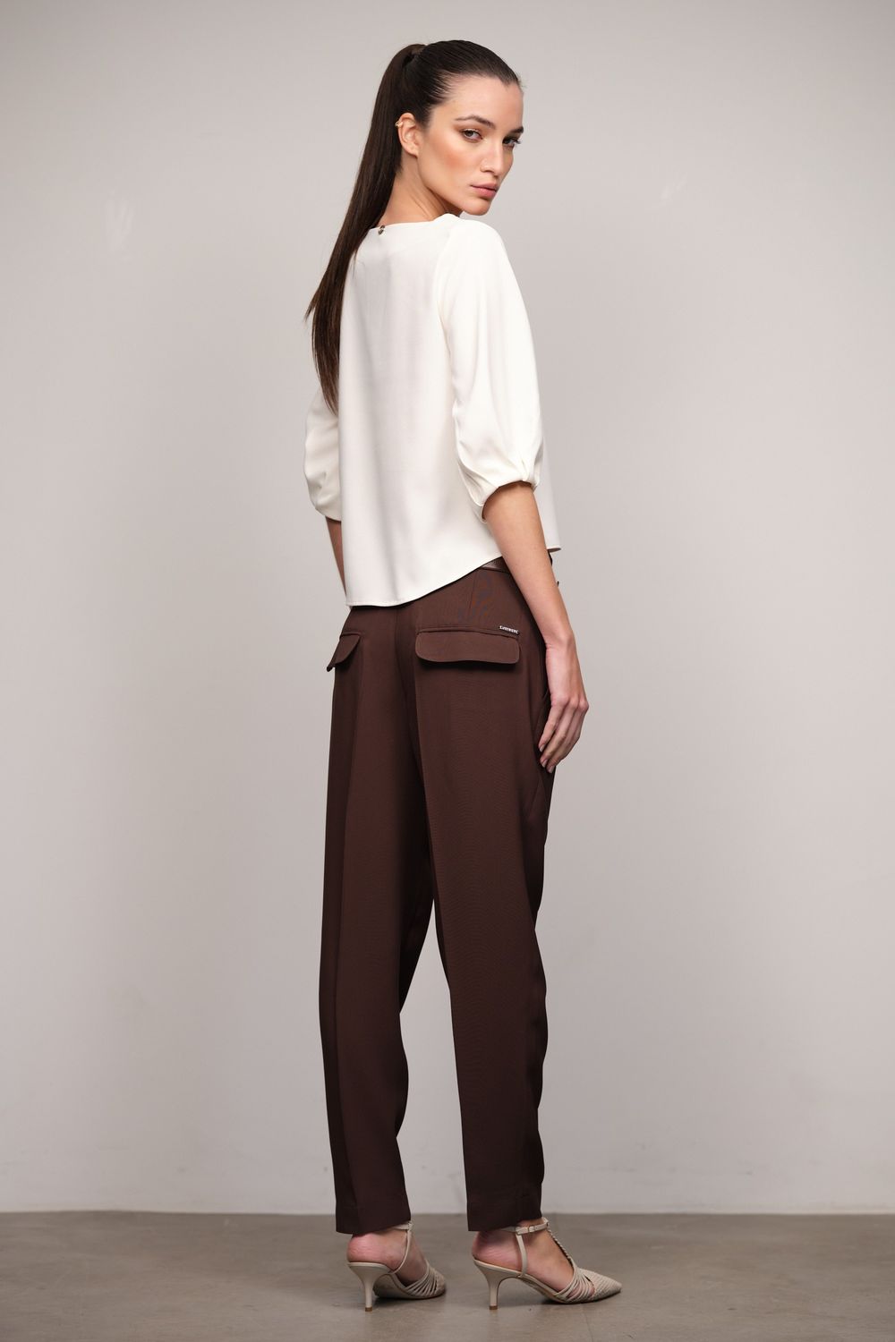 Calça Reta Slim de Crepe Patou Café Leticia
