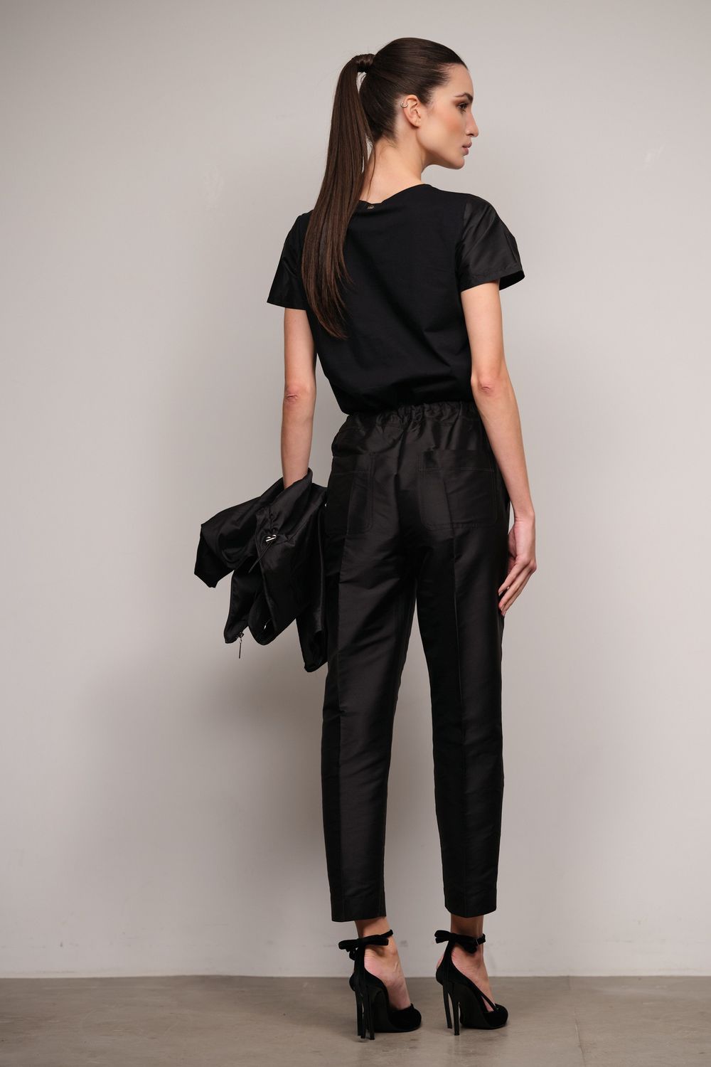 Camiseta Crepe Preta Simone