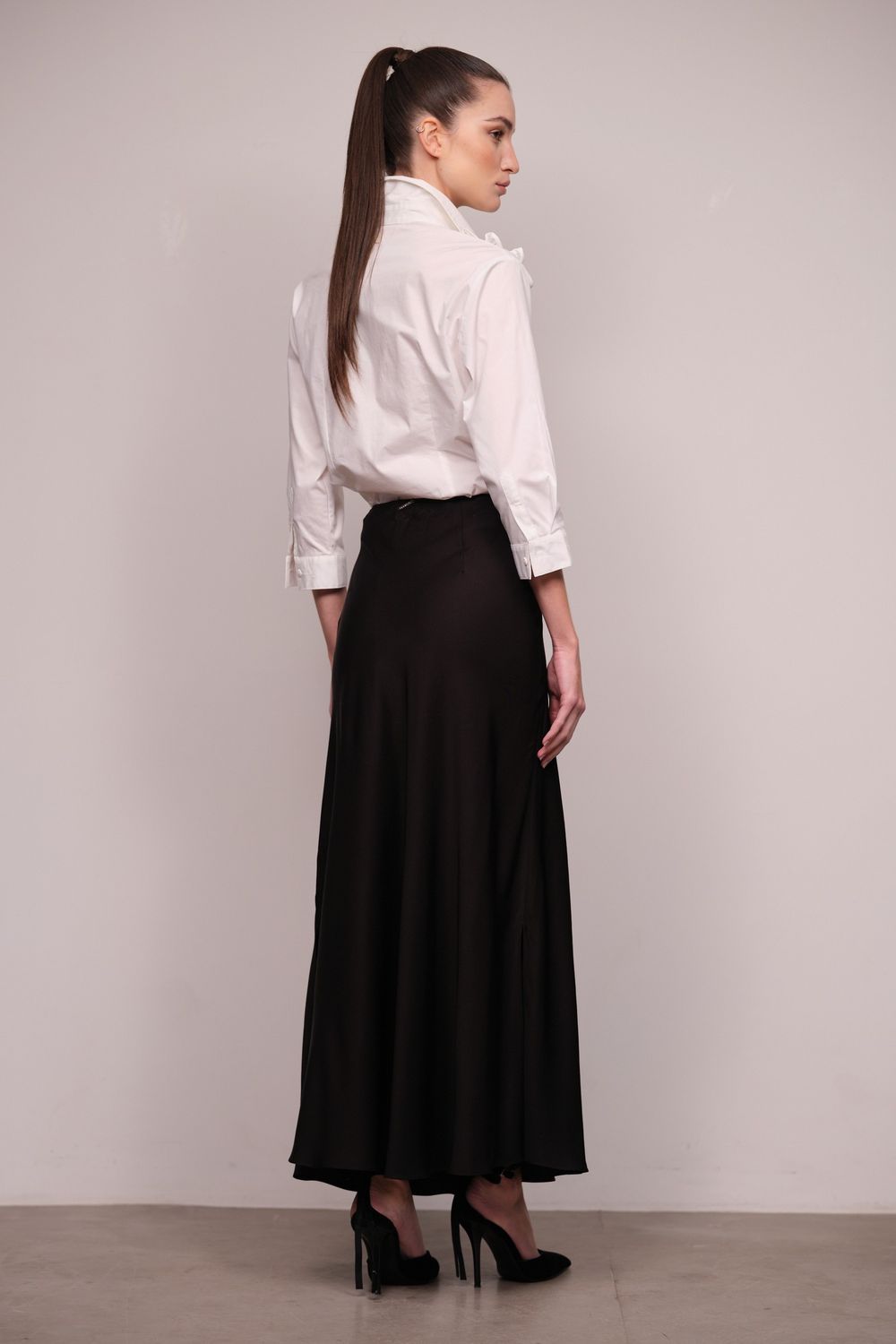 Saia Evasê Longa Crepe Acetinado Preto Helena
