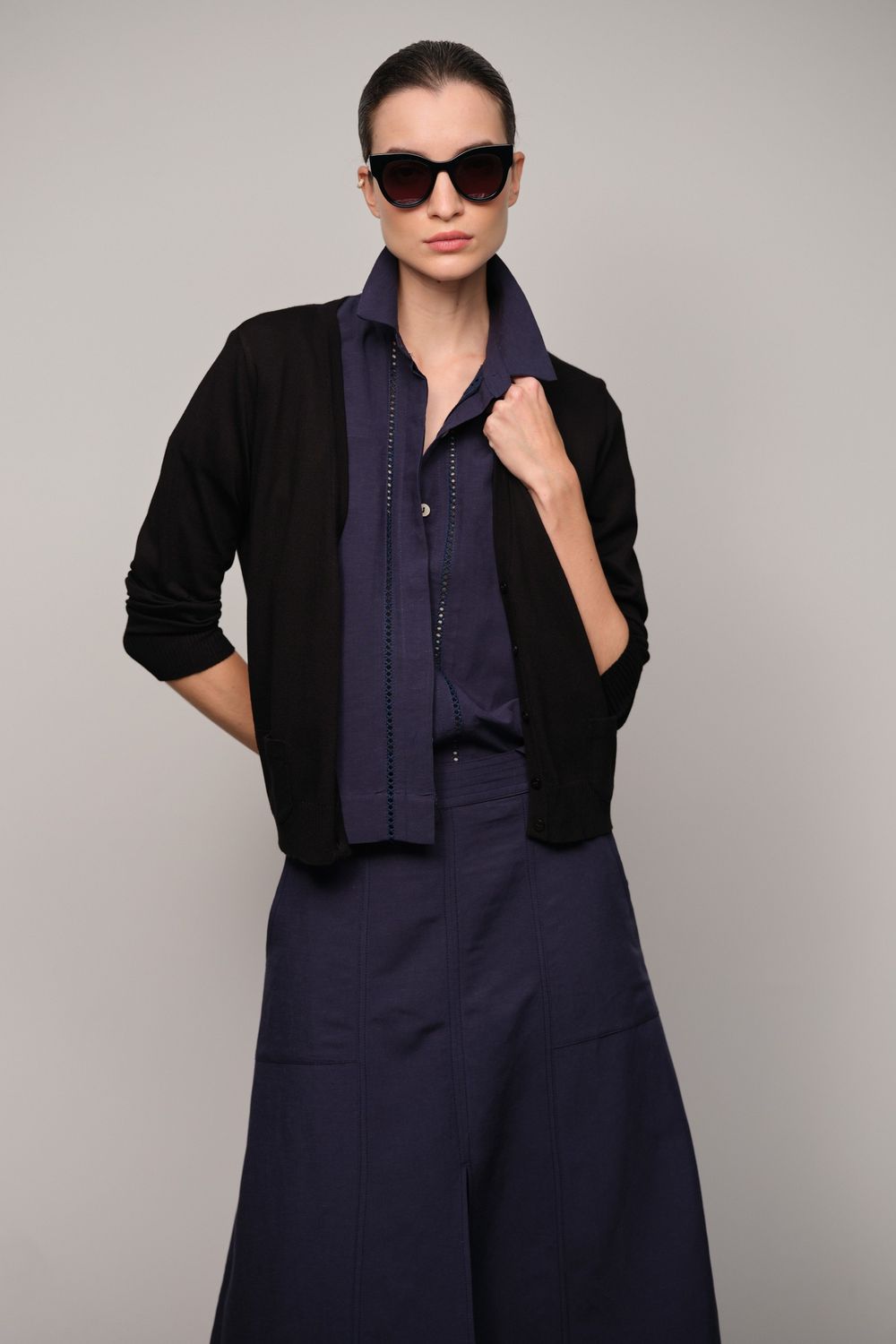 Cardigan Tricot Decote V Com Bolsos Preto Gabriela 