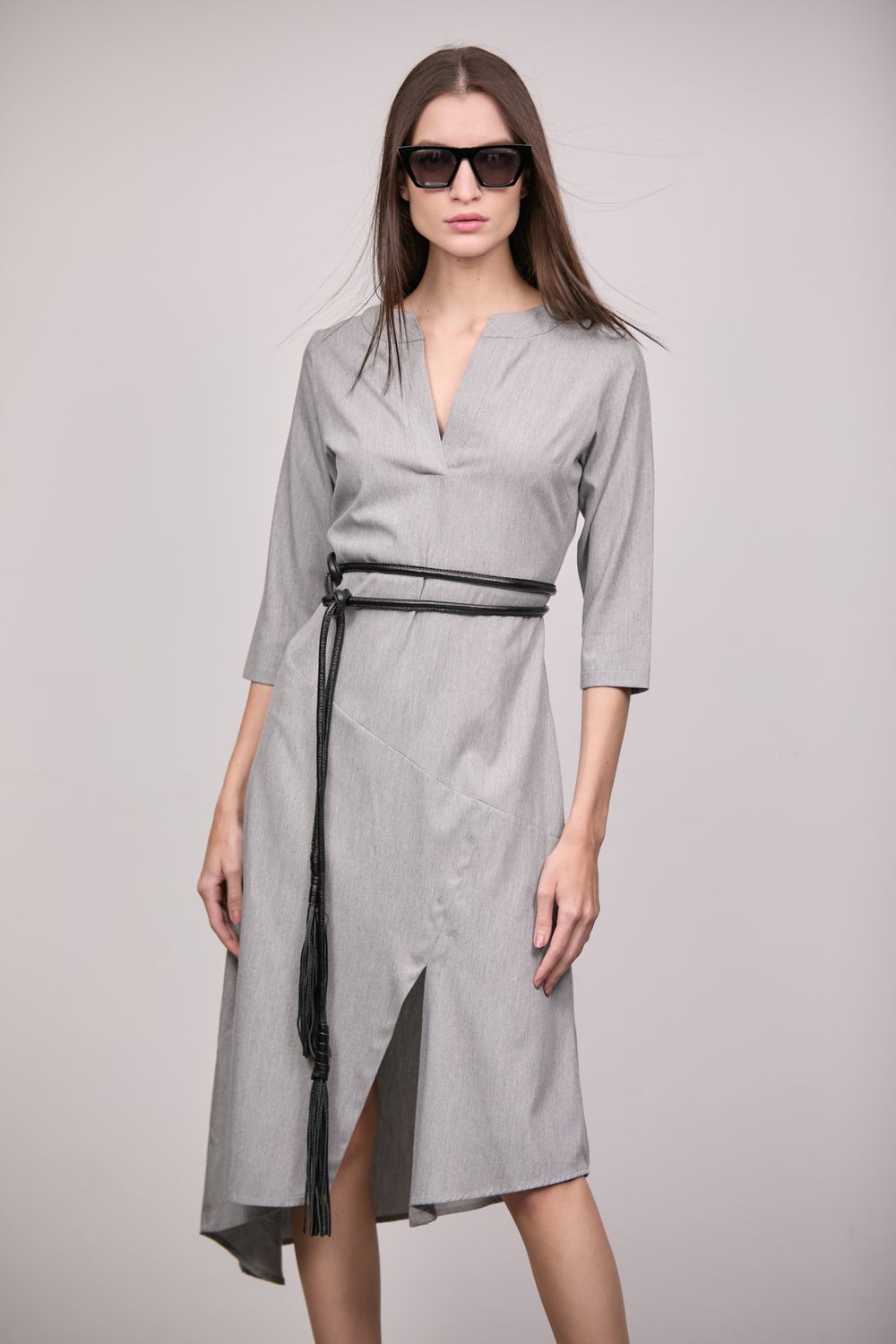 Vestido Decote V Midi Assimétrico em Alfaitaria Cinza Tassia