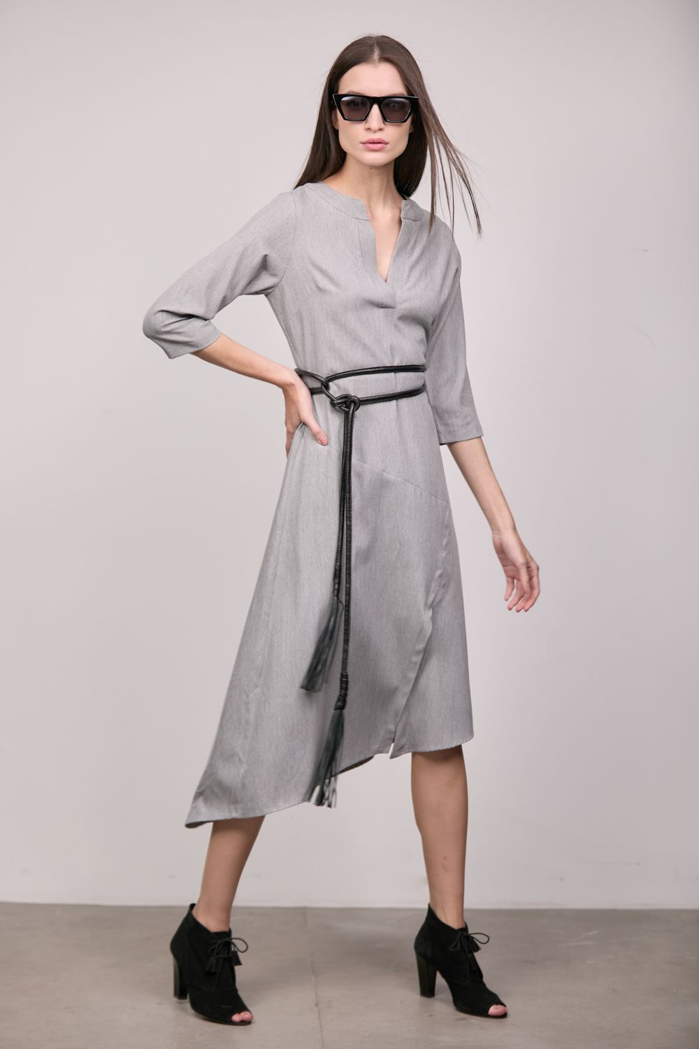 Vestido Decote V Midi Assimétrico em Alfaitaria Cinza Tassia