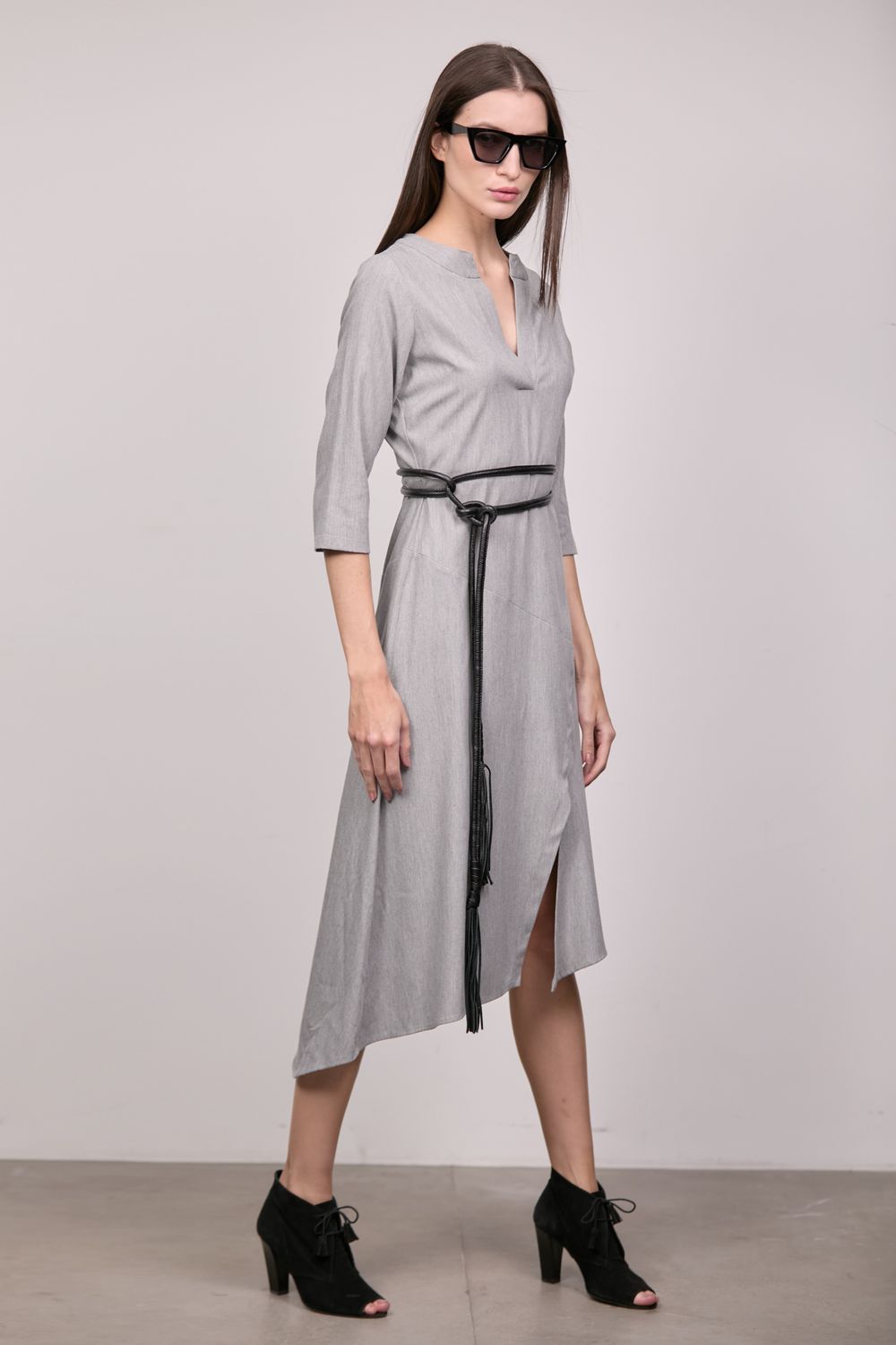 Vestido Decote V Midi Assimétrico em Alfaitaria Cinza Tassia