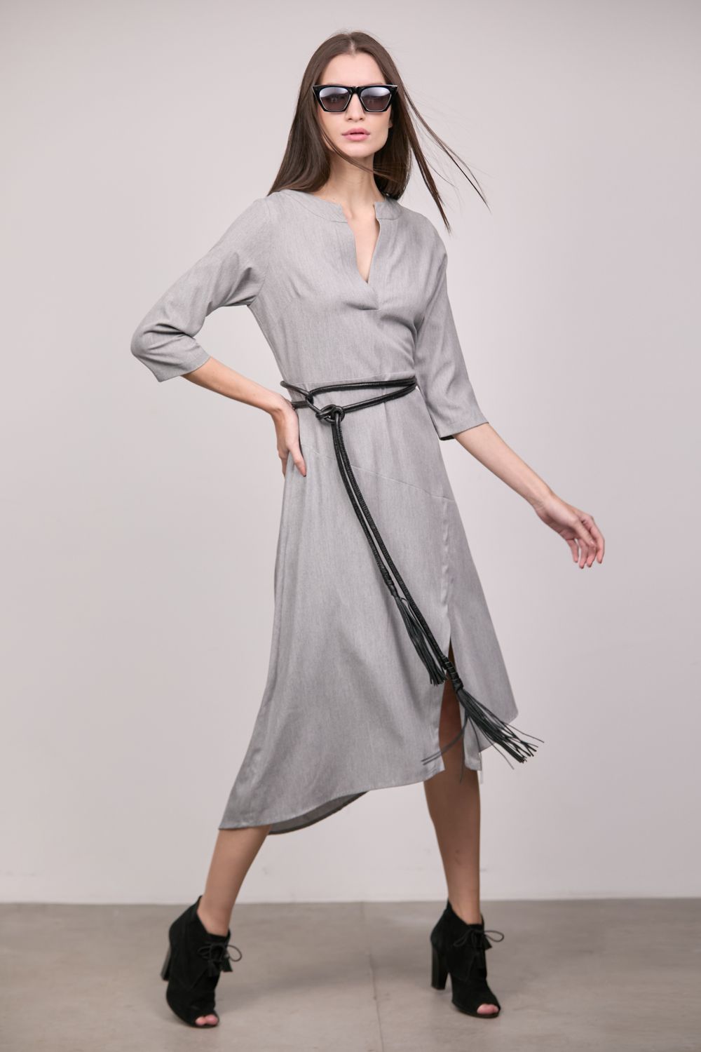 Vestido Decote V Midi Assimétrico em Alfaitaria Cinza Tassia