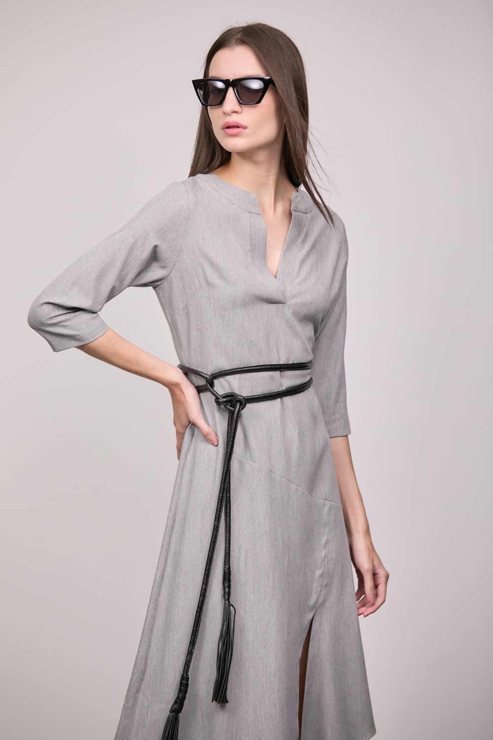 Vestido Decote V Midi Assimétrico em Alfaitaria Cinza Tassia