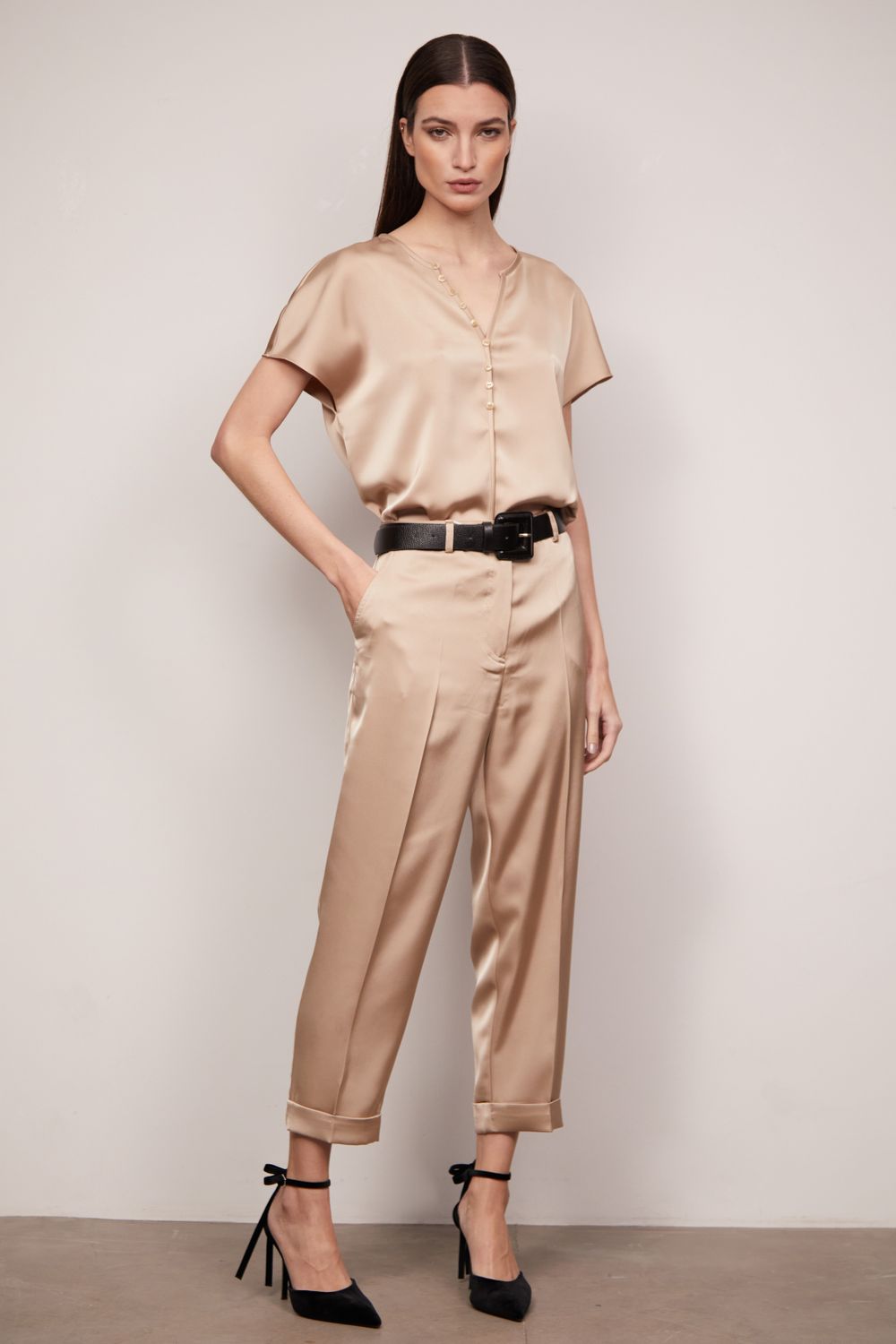 Calça Alfaiataria em Crepe de Cetim Olivia
