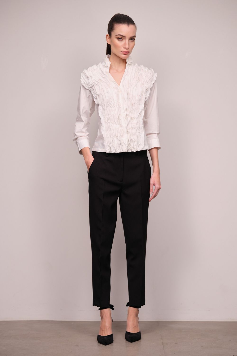 Calça Reta Slim de Crepe Patou Preto Tassia