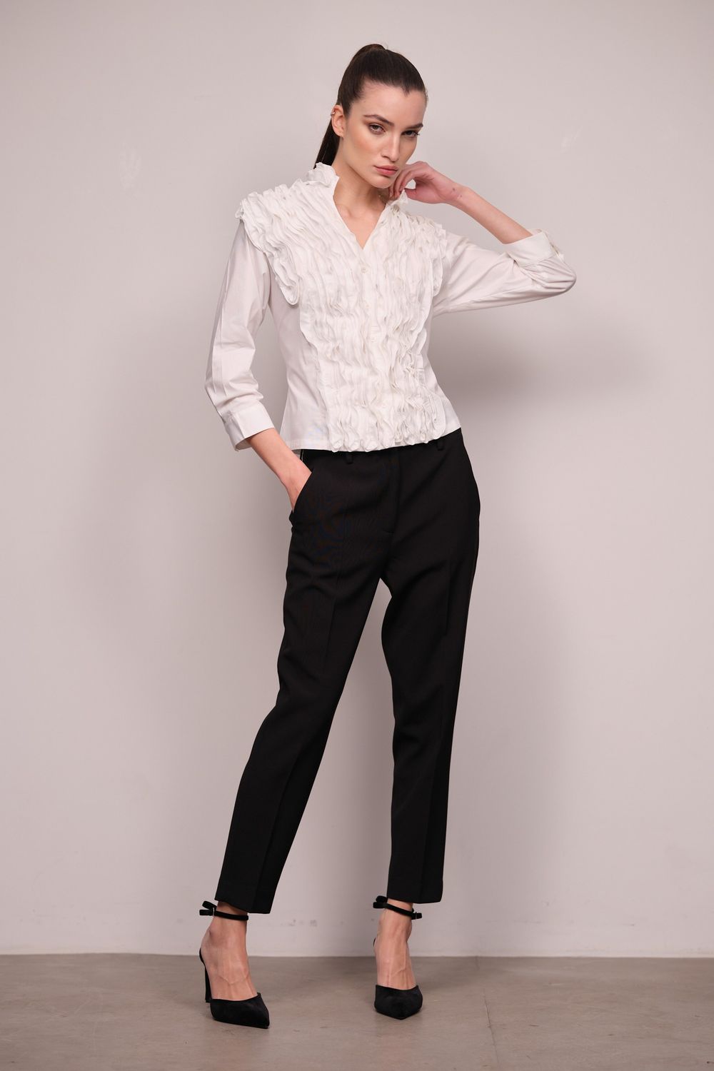Calça Reta Slim de Crepe Patou Preto Tassia
