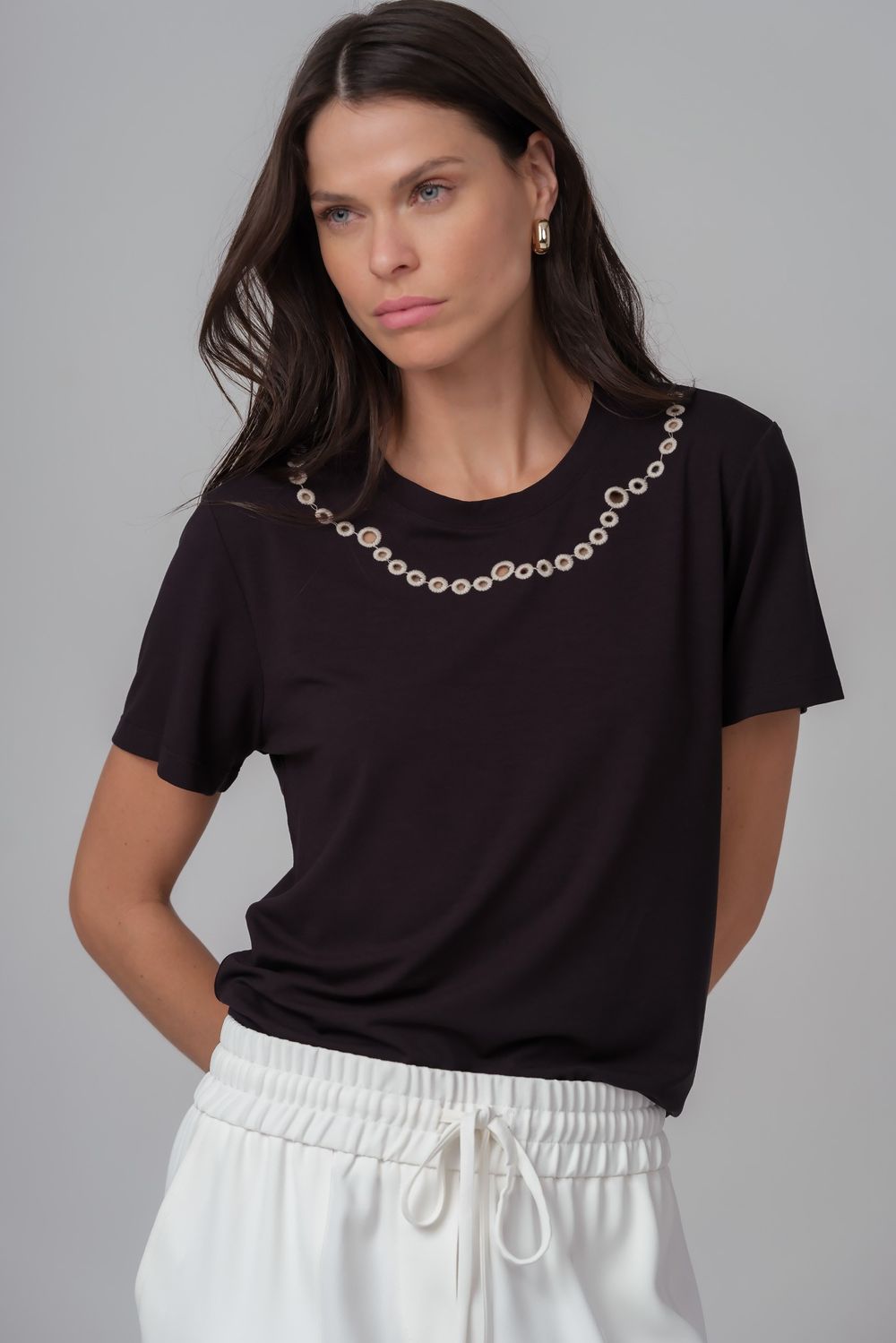 Blusa com Bordado Preto Elaine