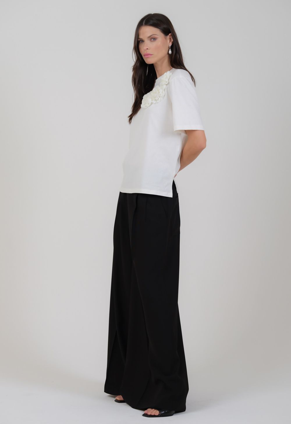 Camiseta Detalhes de Flores Off White Anna