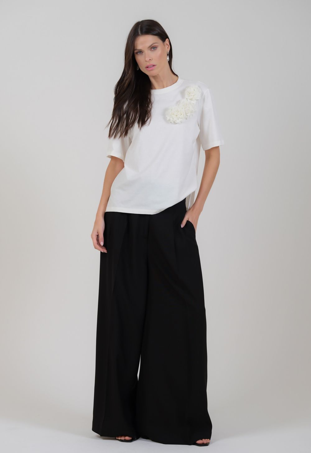 Camiseta Detalhes de Flores Off White Anna