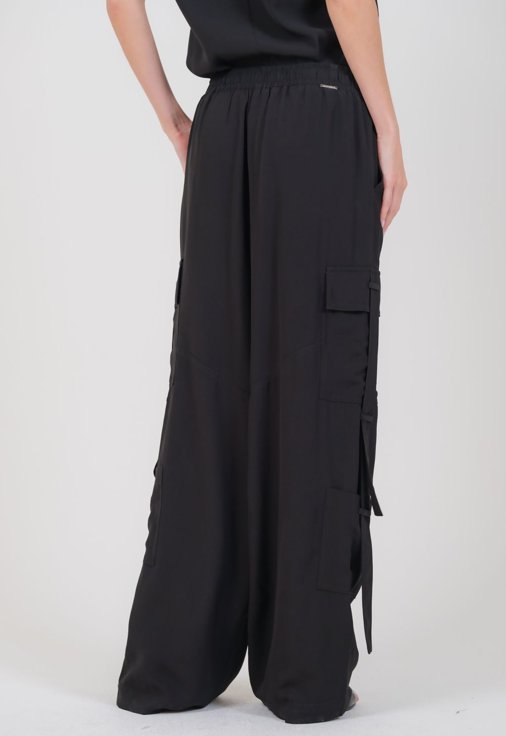 Calça Cargo Crepe Preto Isadora