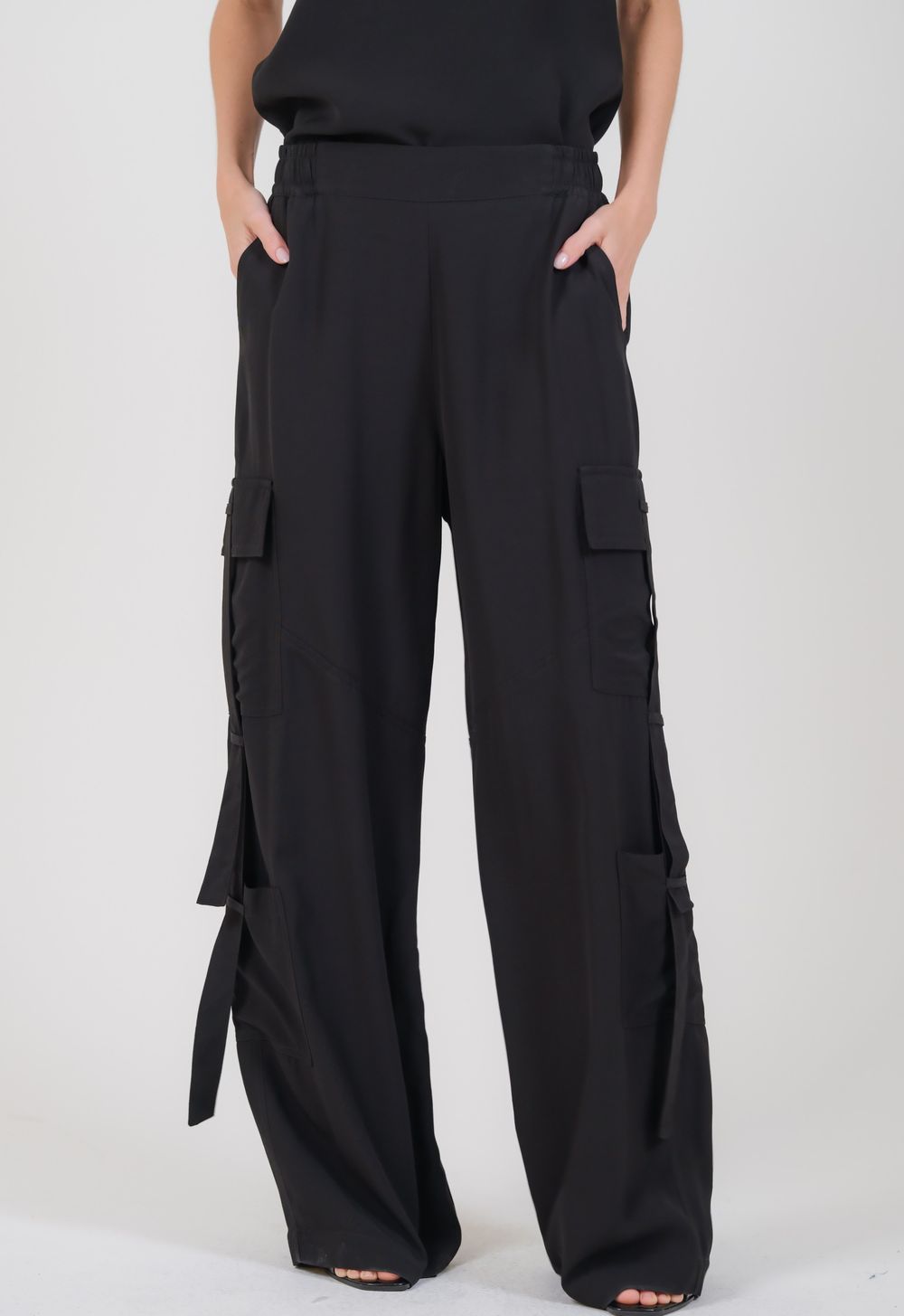 Calça Cargo Crepe Preto Isadora