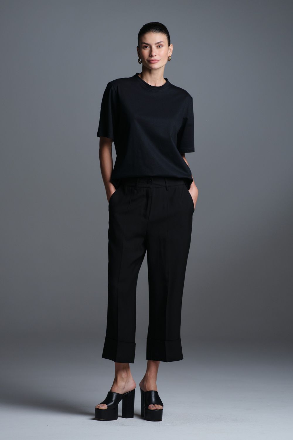 Camiseta Decote Redondo Preto Claudia