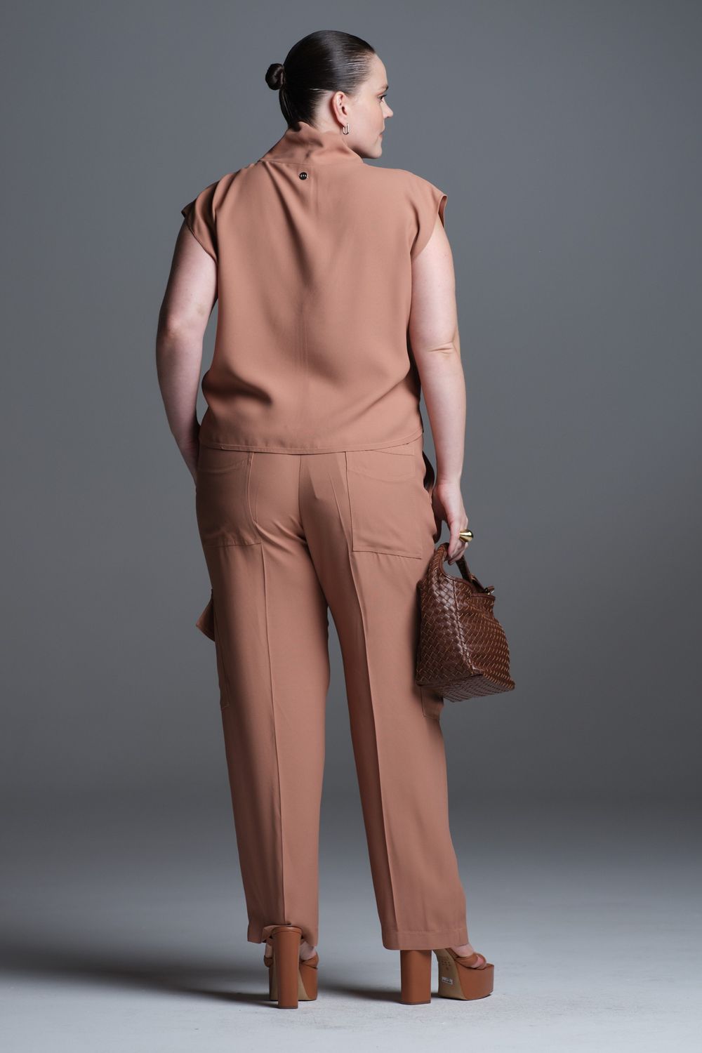 Calça Cargo Crepe Camel Brigite