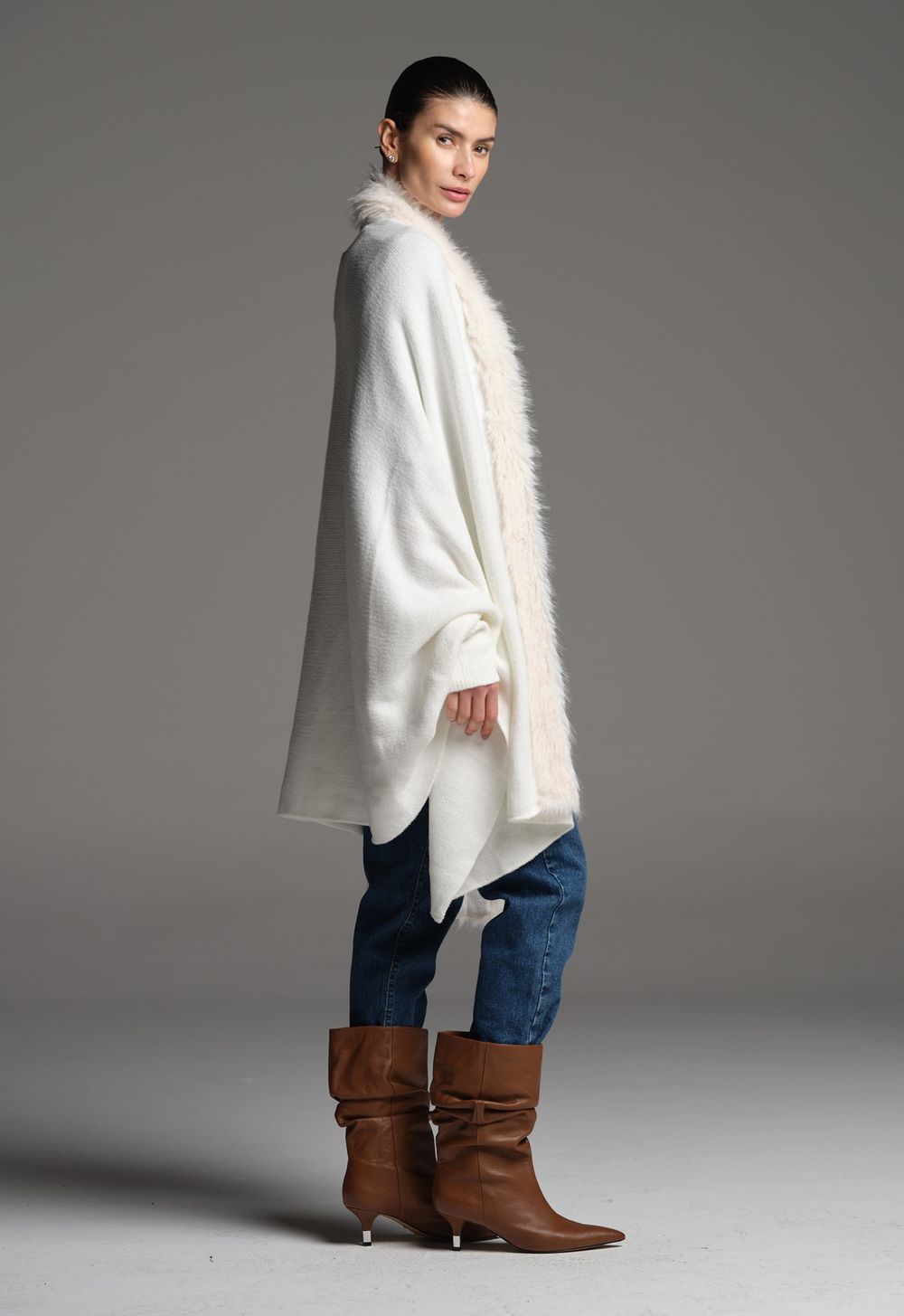 Poncho com Pelo Off White