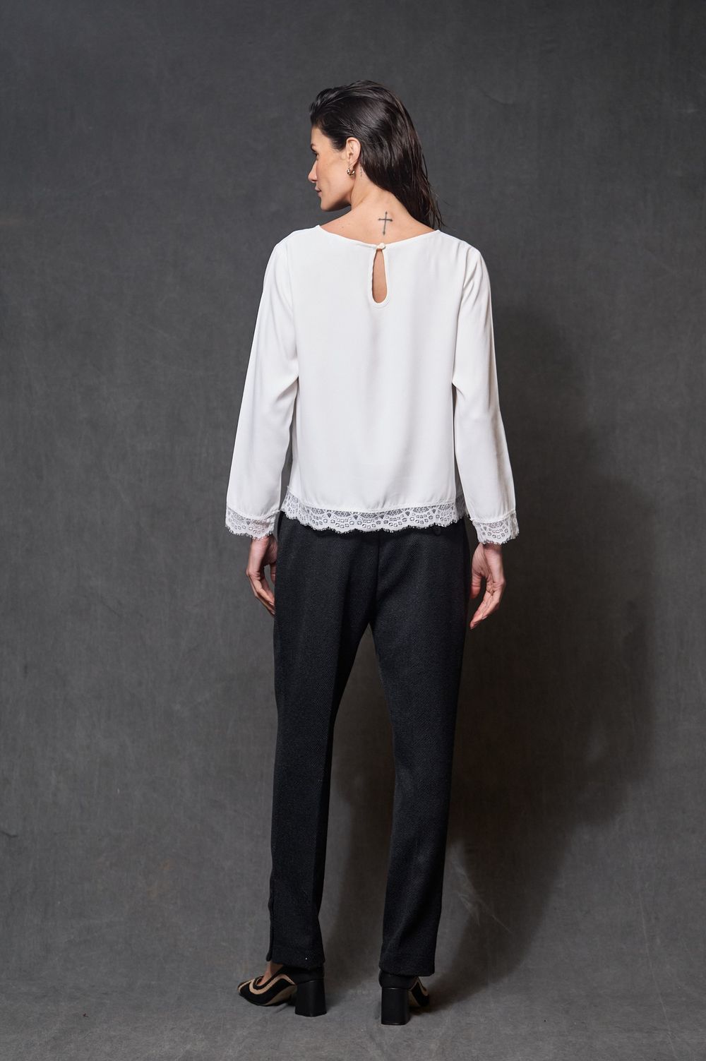Blusa com Renda Off White Lavinia