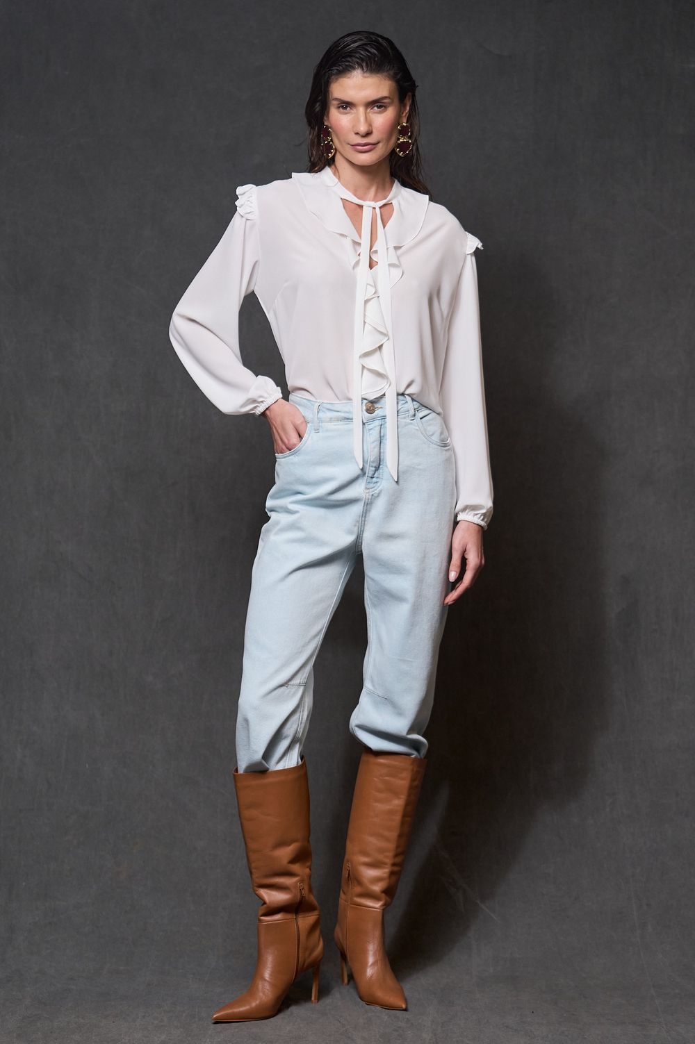 Blusa com Babados Crepe Off White Angélica