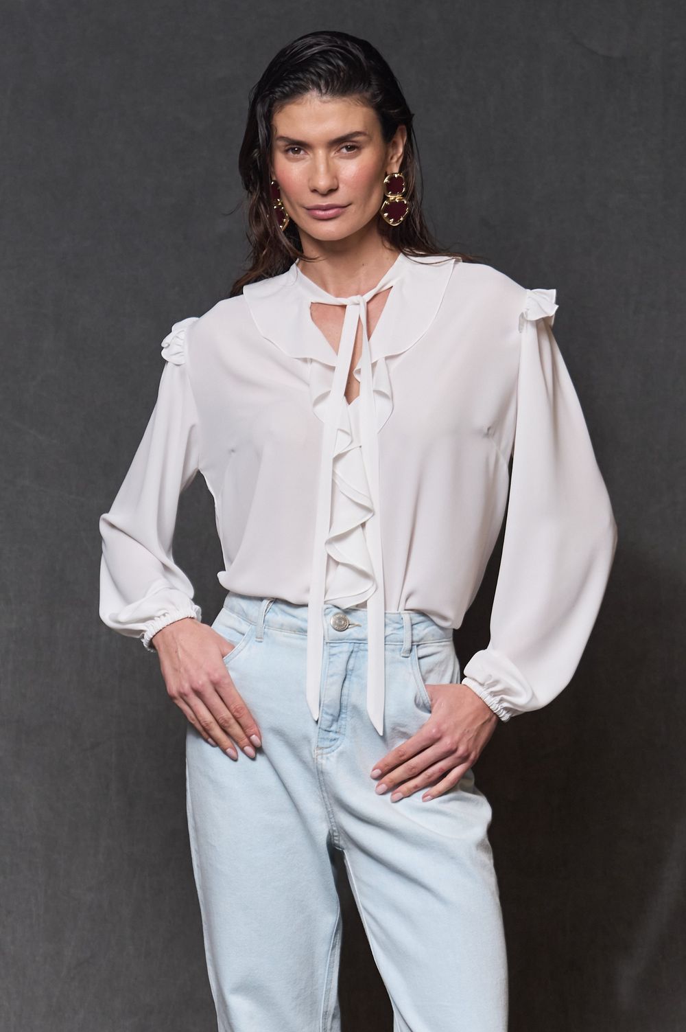 Blusa com Babados Crepe Off White Angélica