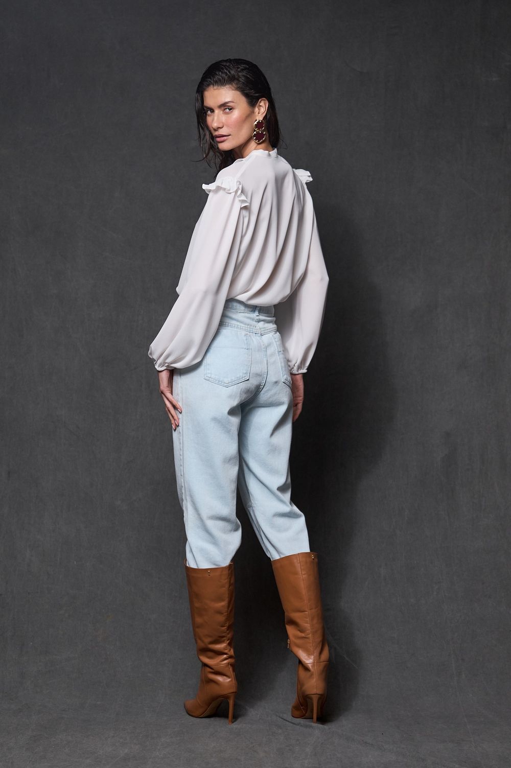 Blusa com Babados Crepe Off White Angélica