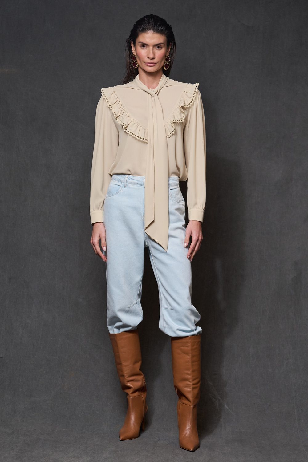 Blusa com Babados Crepe Areia Isis