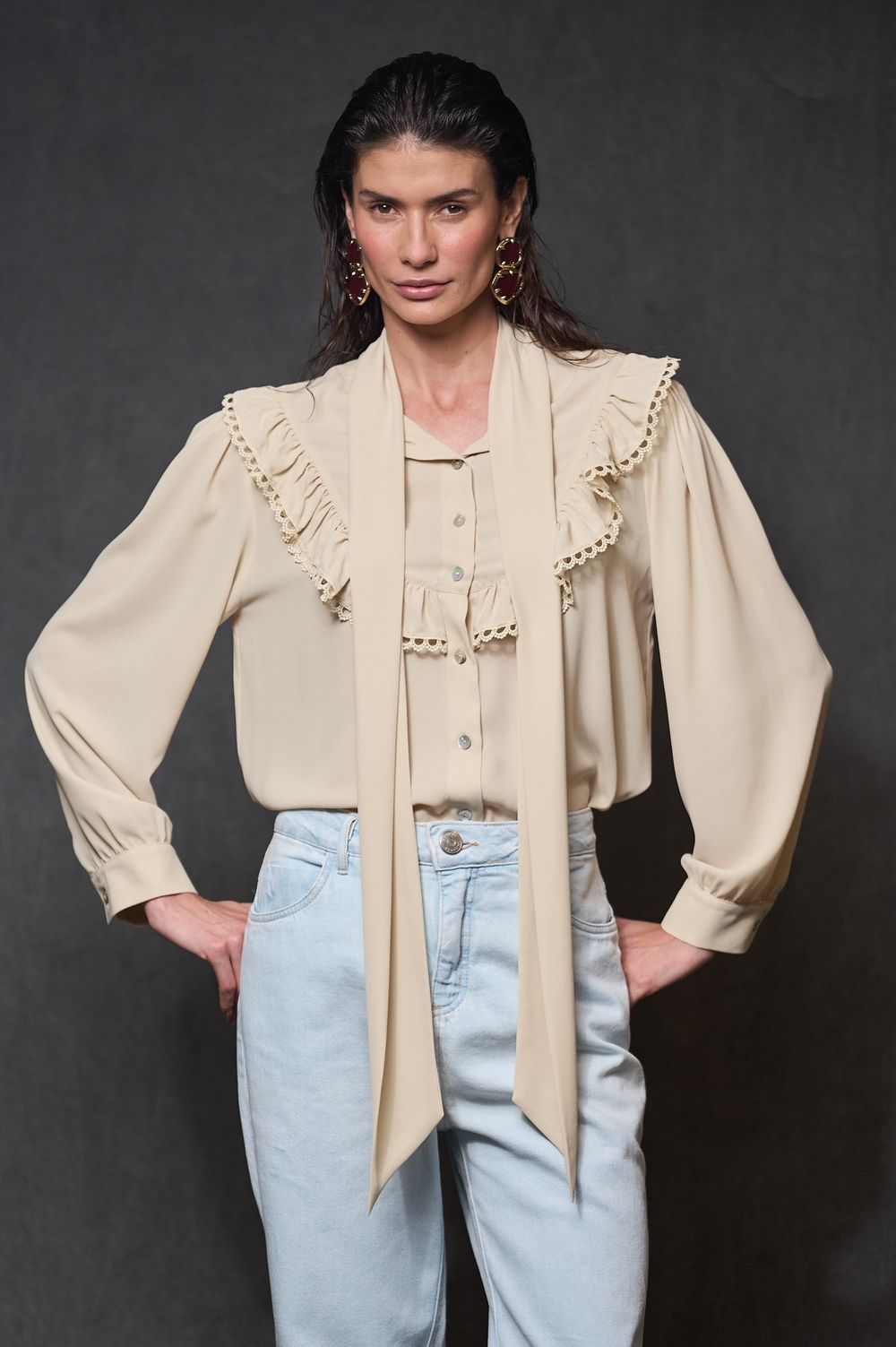 Blusa com Babados Crepe Areia Isis