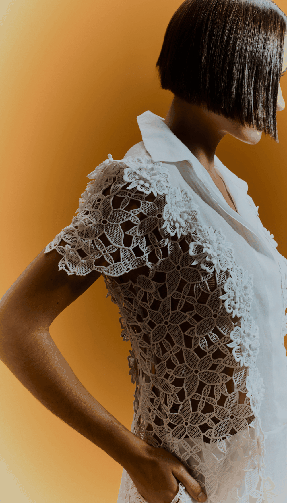 Vestido mídi em rami italiano com renda guipure e aplicação de flores em 3d