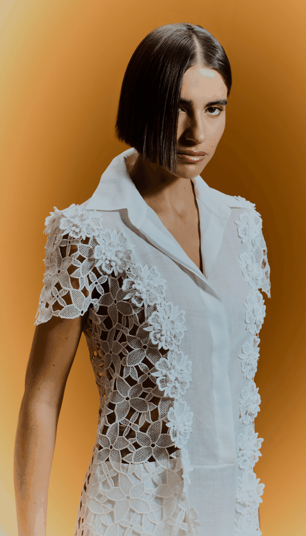 Vestido mídi em rami italiano com renda guipure e aplicação de flores em 3d