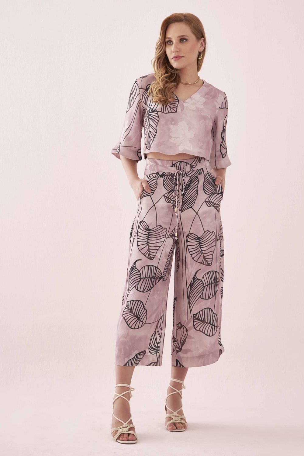 CALÇA CROPPED MAXI FOLHA ASTROMÉLIA C/ AMARRAÇÃO