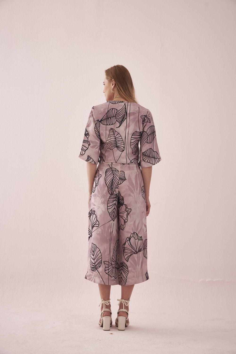 CALÇA CROPPED MAXI FOLHA ASTROMÉLIA C/ AMARRAÇÃO