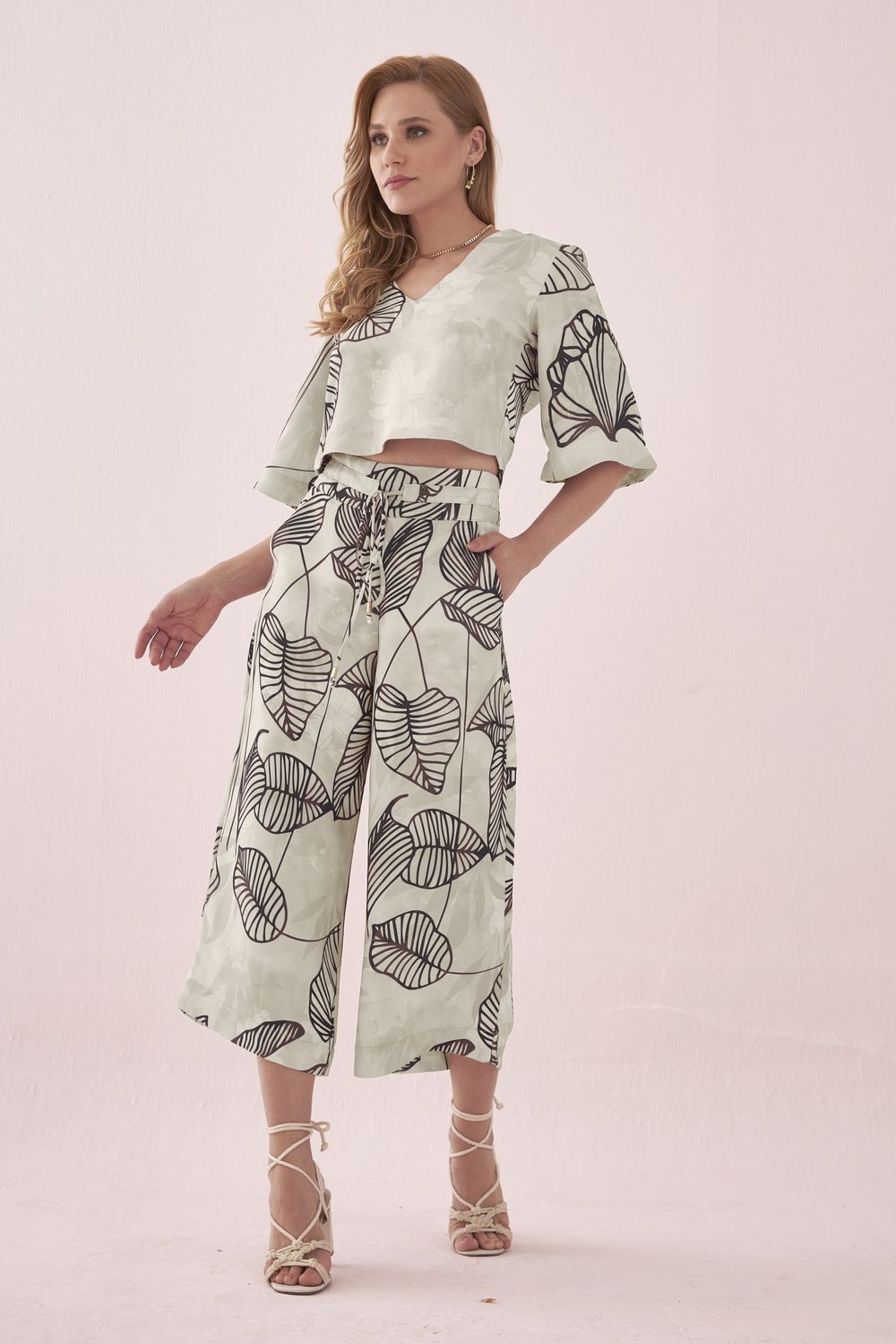 CALÇA CROPPED MAXI FOLHA ASTROMÉLIA C/ AMARRAÇÃO