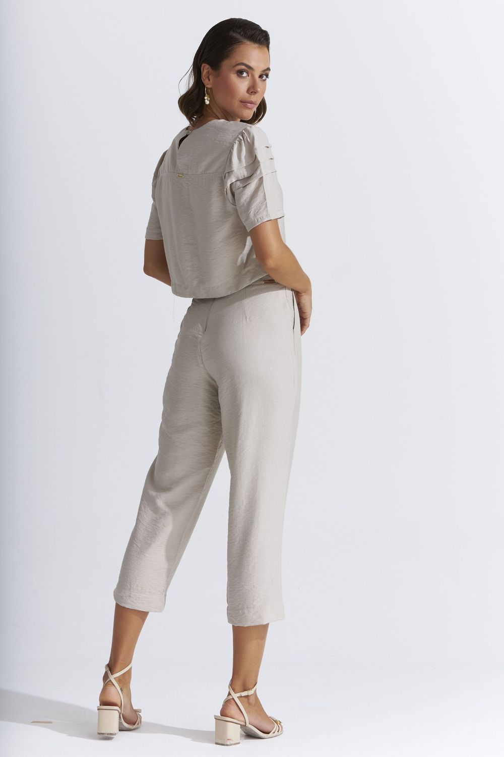 T-SHIRT CROPPED LISA TOUCH C/ PREGAS NA MANGA