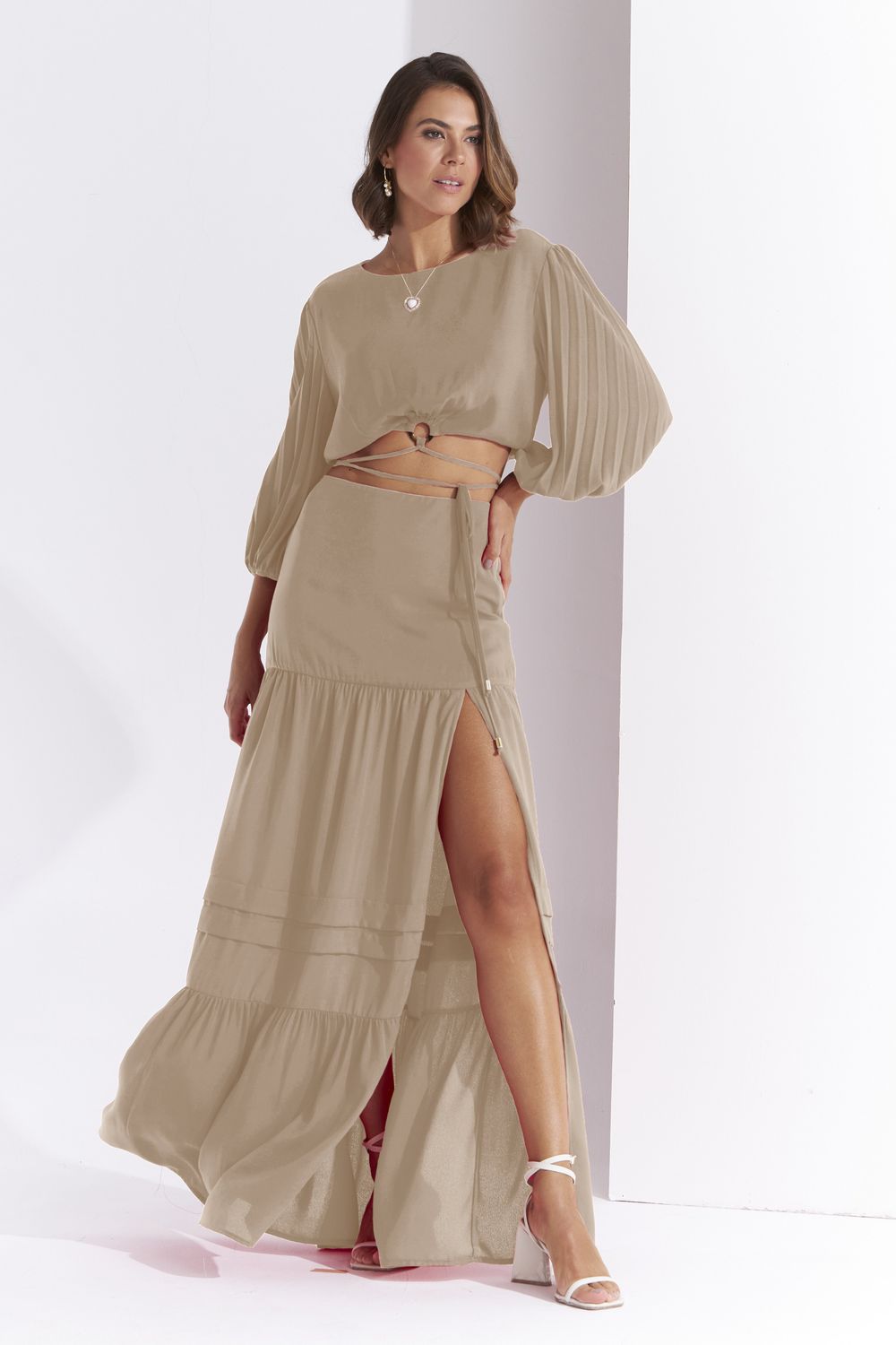 BLUSA LISA EM CREPE COM MANGA PLISSADA