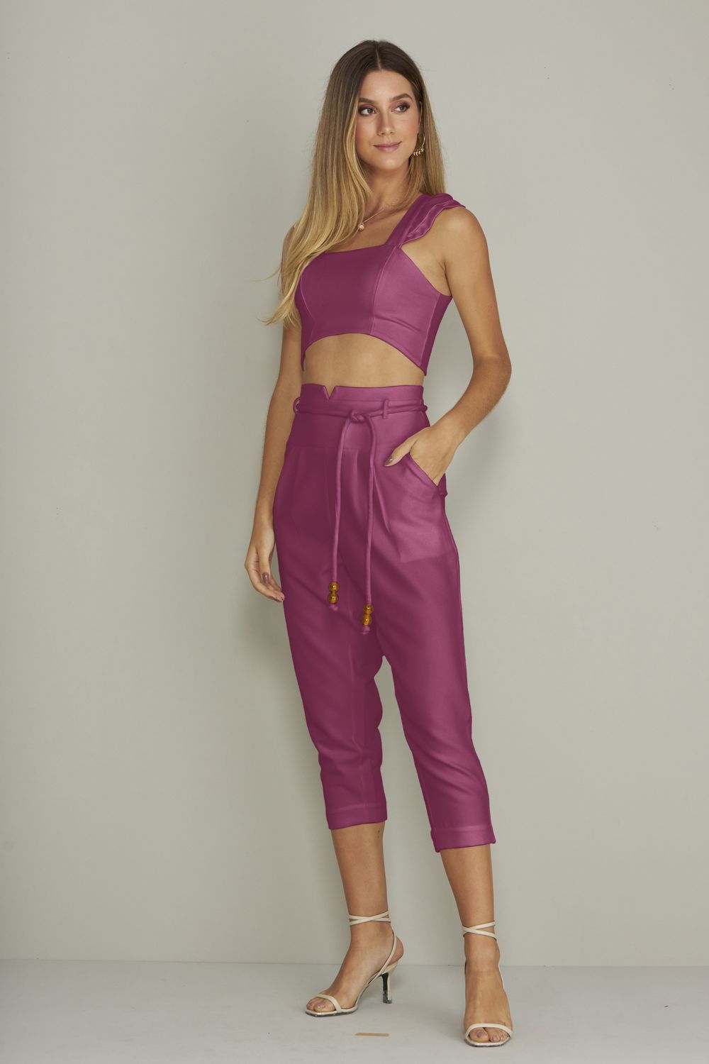 CALÇA CROPPED ALFAIATARIA LISA C/ TORÇAL