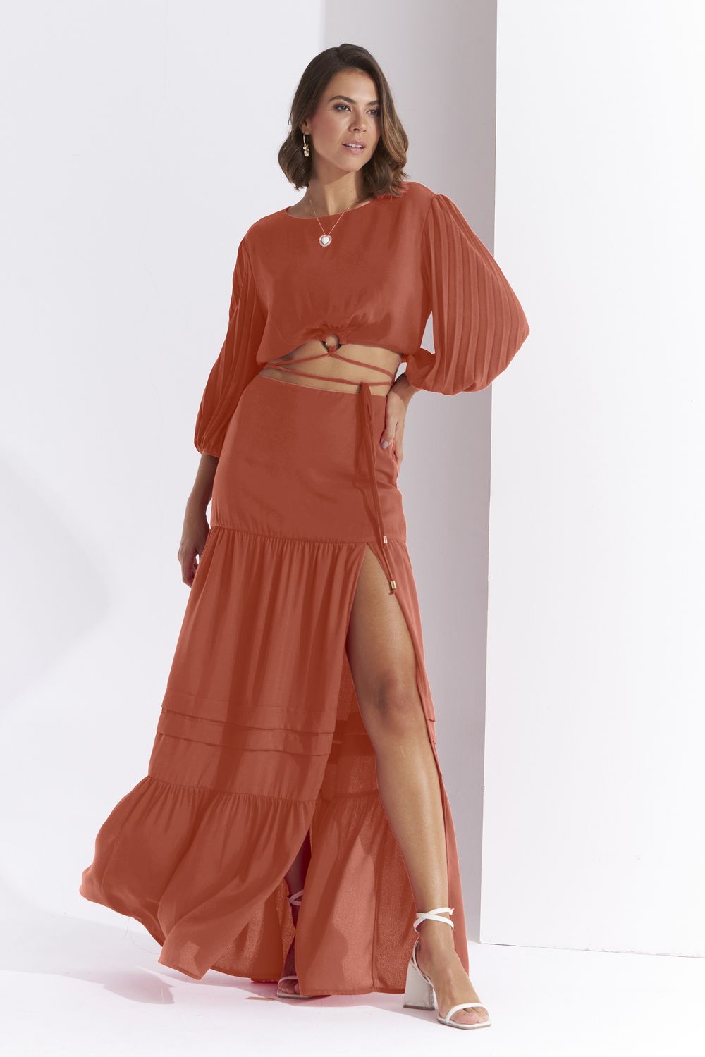 BLUSA LISA EM CREPE COM MANGA PLISSADA