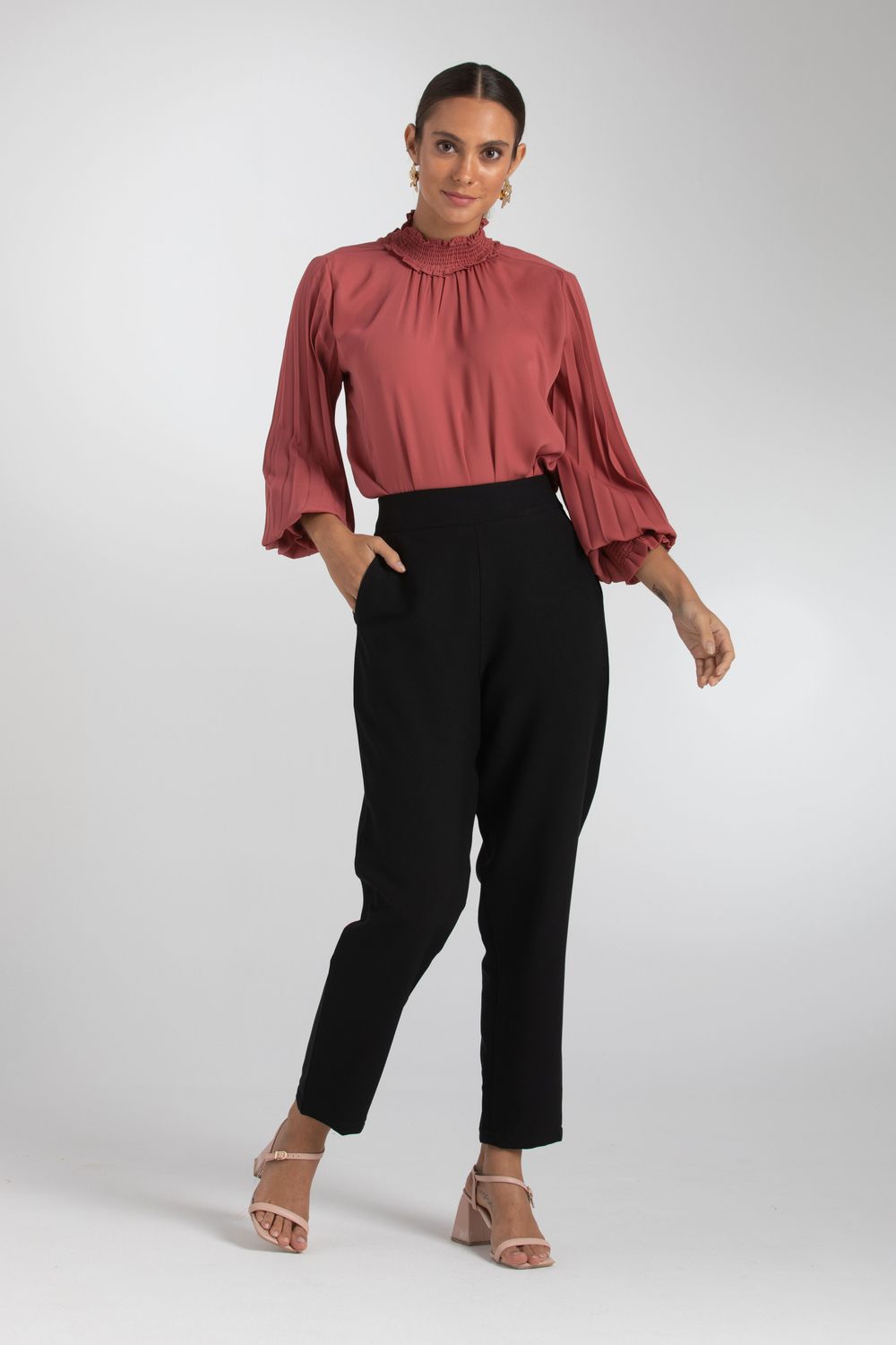 BLUSA LISA MANGA LONGA PLISSADA C/ LASTEX E BABADO GOLA