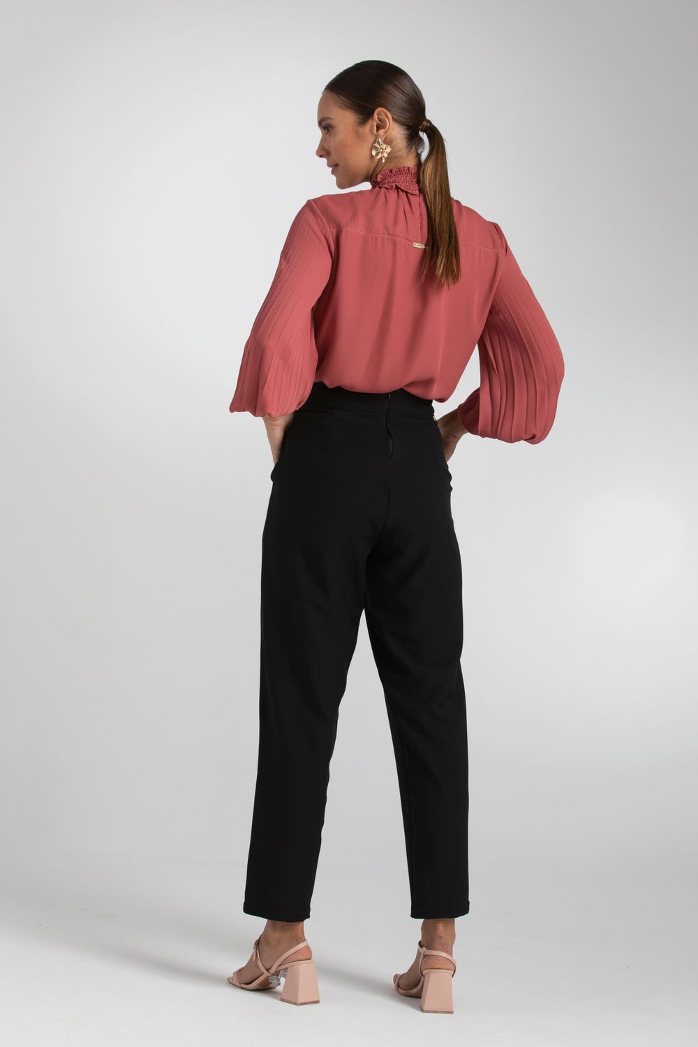 BLUSA LISA MANGA LONGA PLISSADA C/ LASTEX E BABADO GOLA