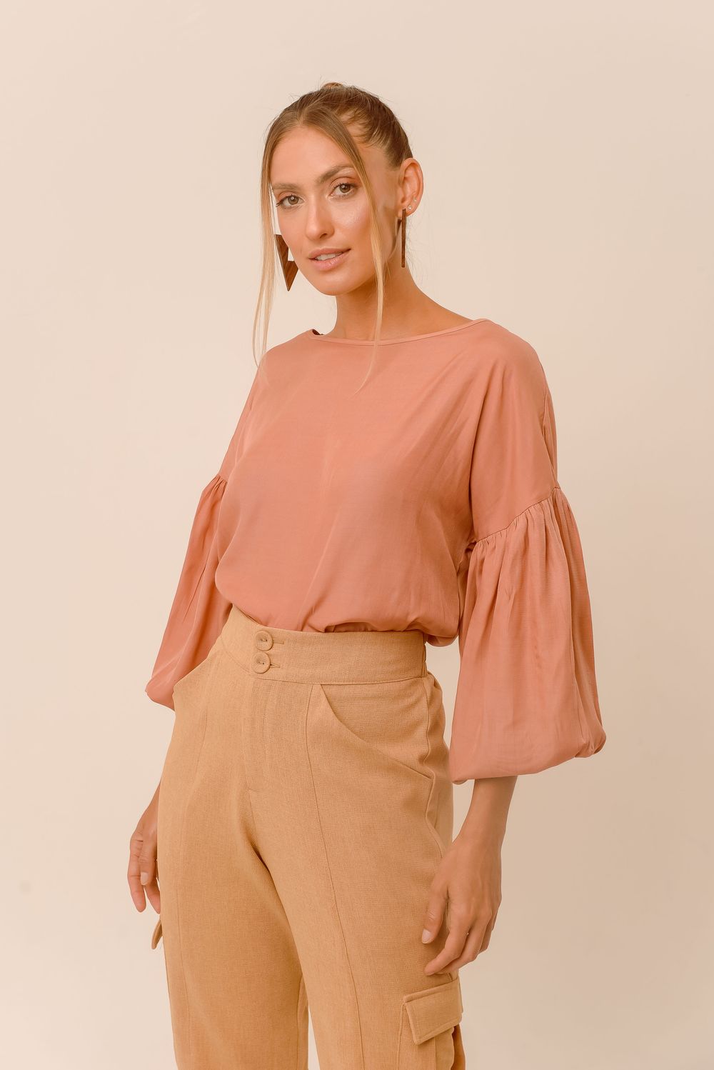 BLUSA LISA DECOTE CANOA C/ OMBRO DESLOCADO