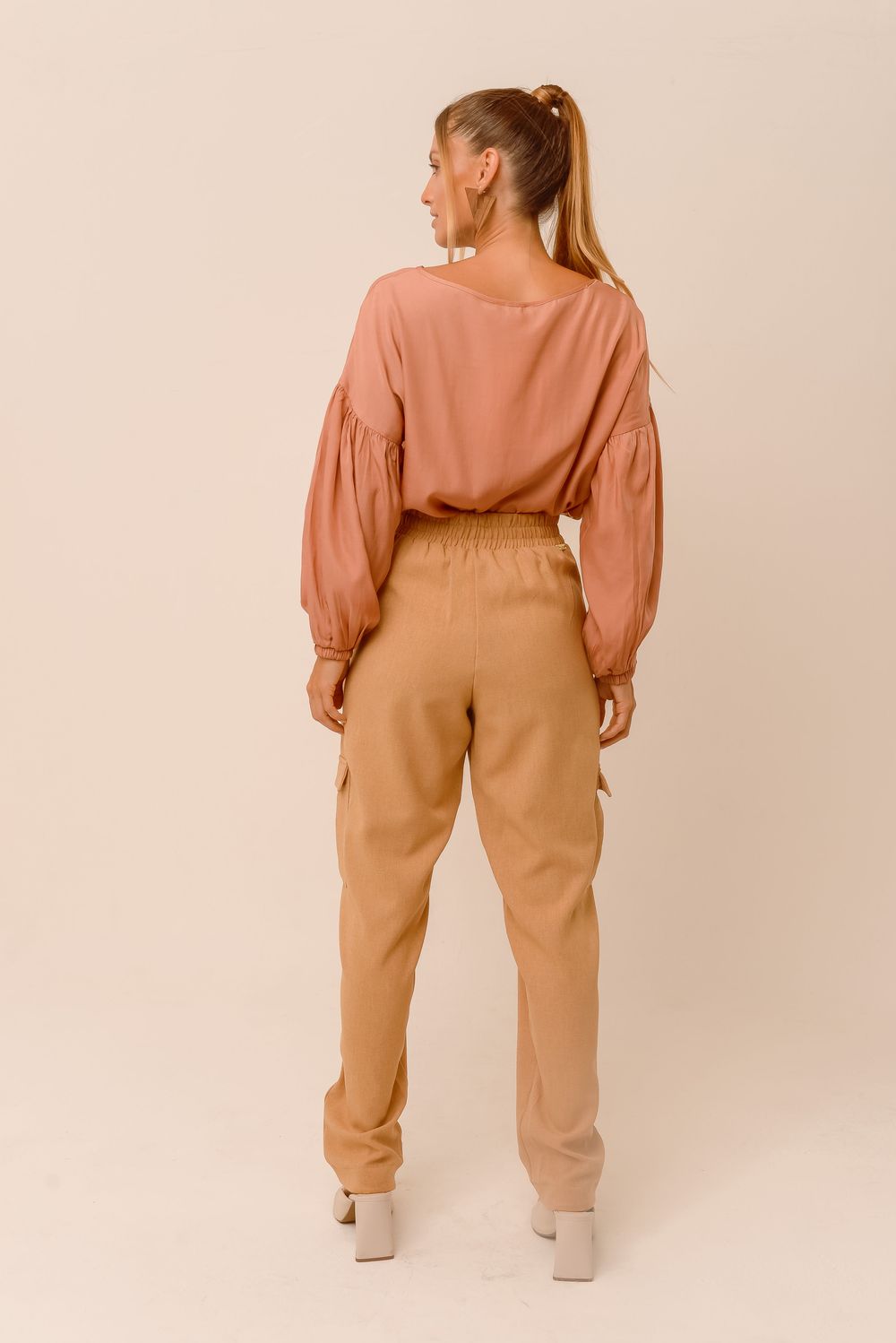 BLUSA LISA DECOTE CANOA C/ OMBRO DESLOCADO