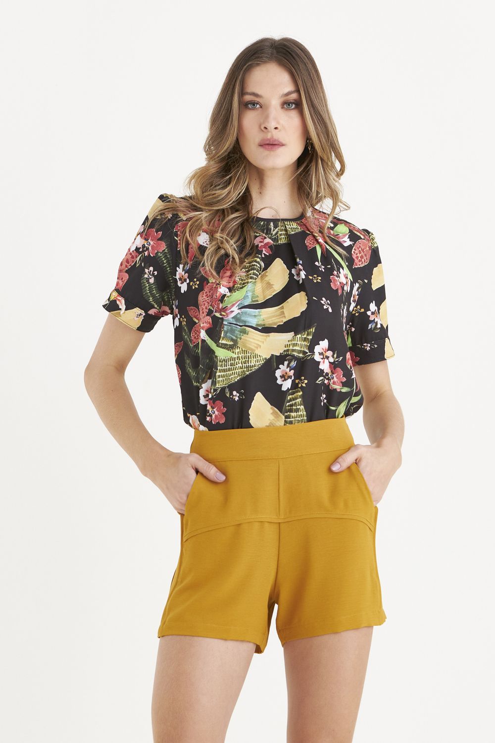 T-SHIRT PENA FLORAL C/ DETALHE BOTÃO MANGA