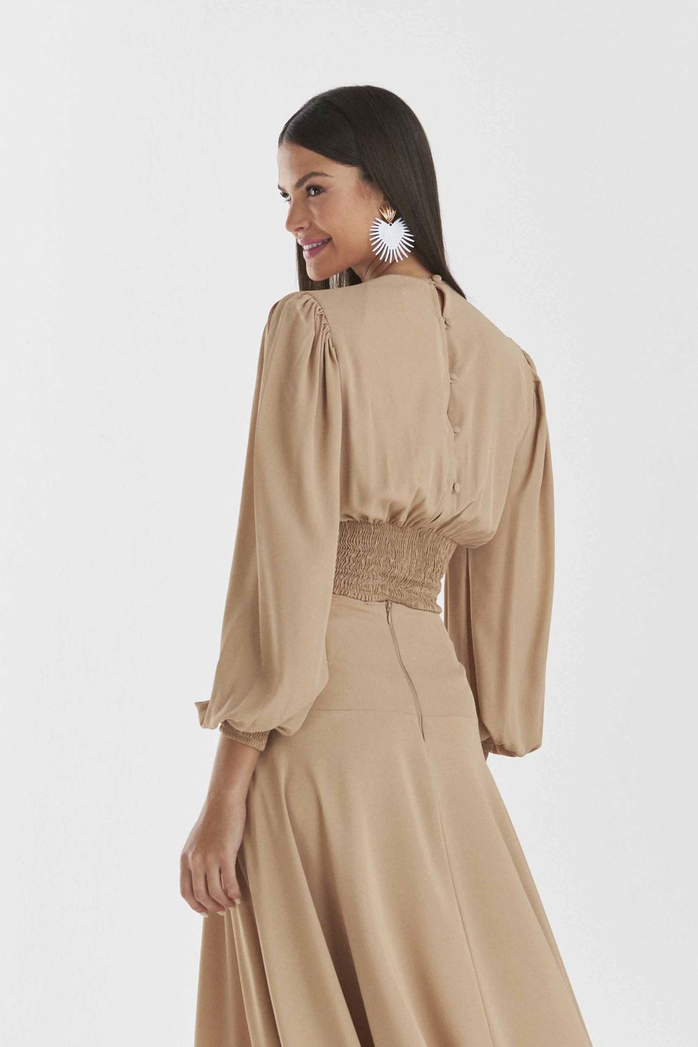 BLUSA LISA EM CREPE C/ PREGAS NO DECOTE
