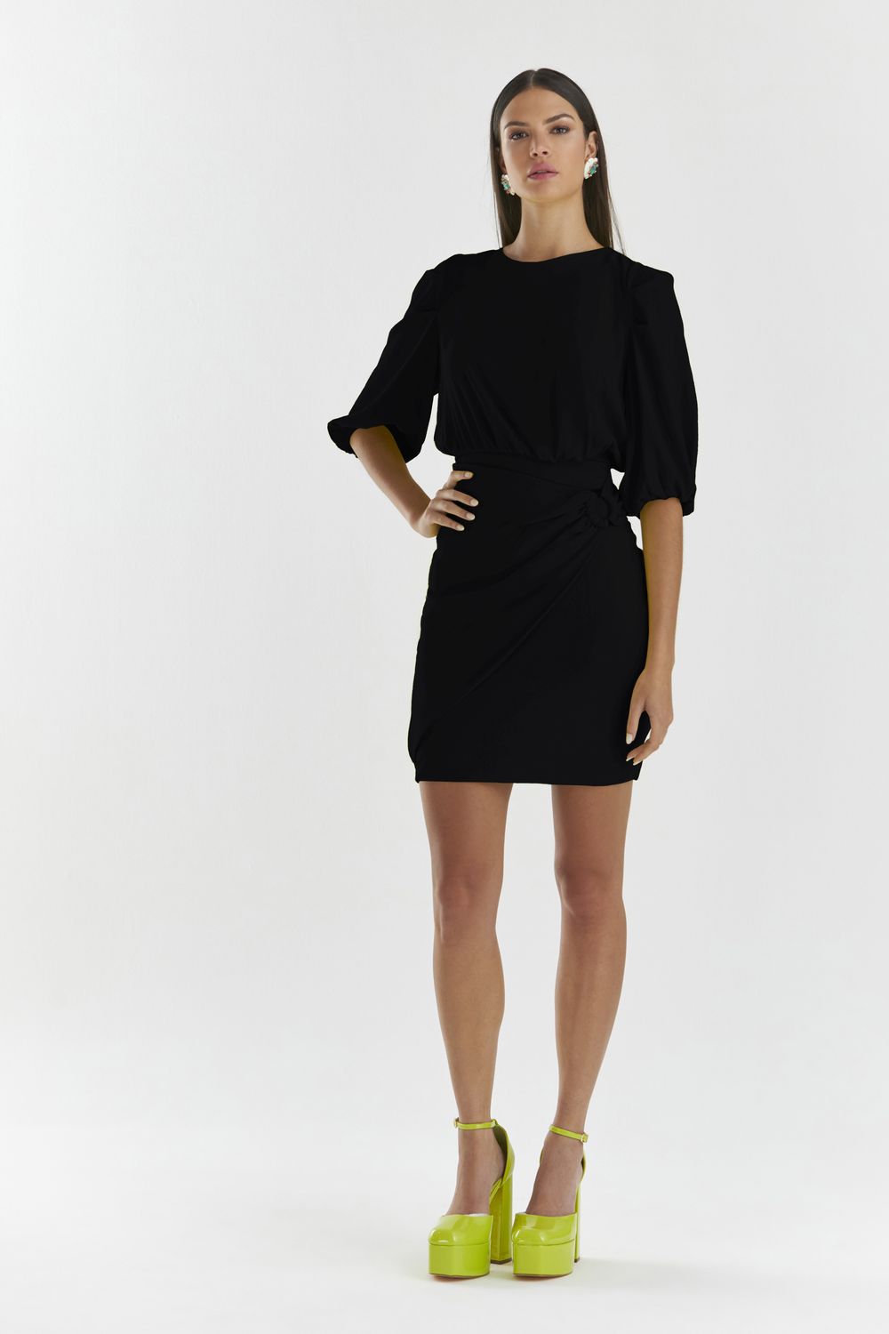 VESTIDO CURTO LISO FLOW COM TORÇÃO FRENTE