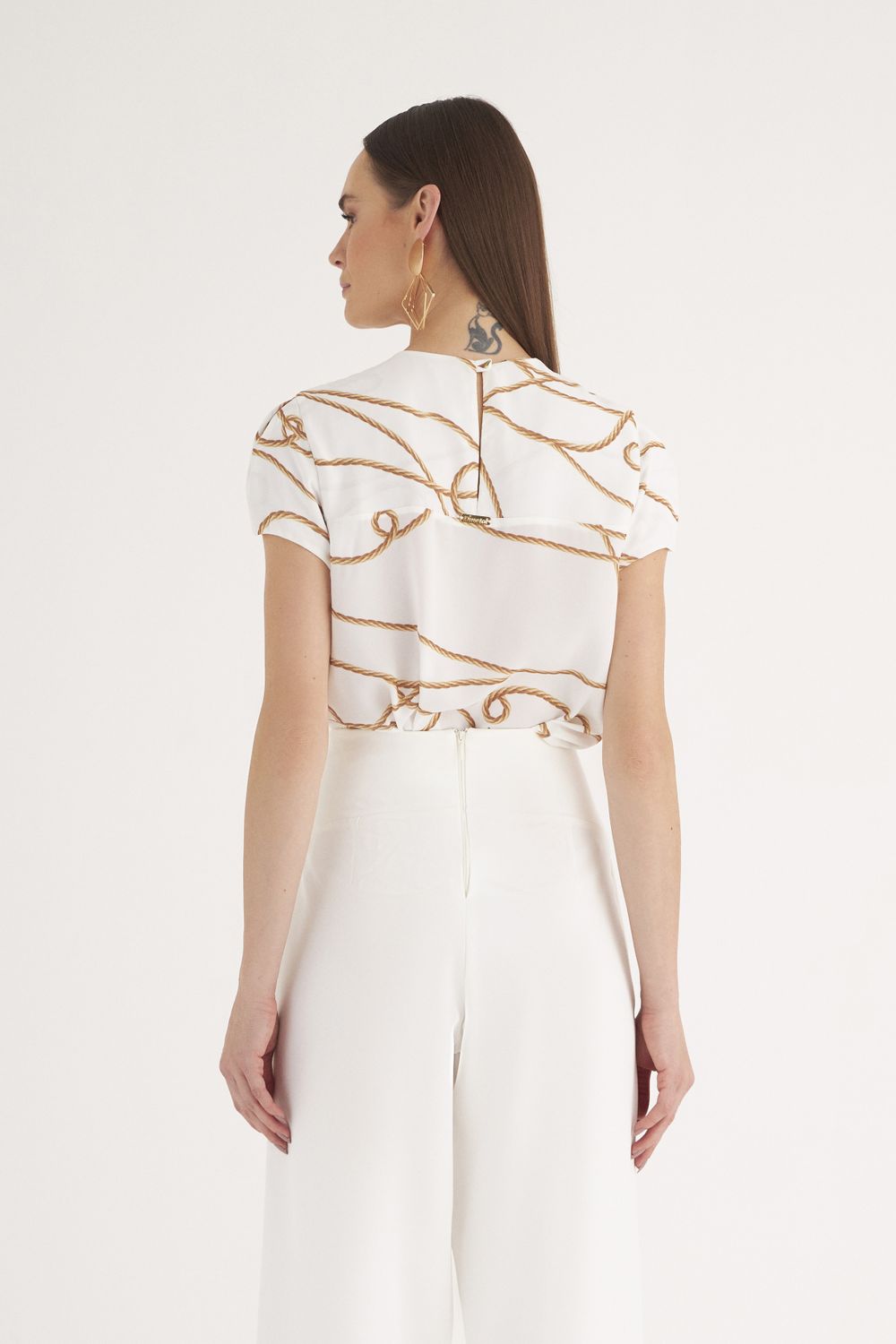 T-SHIRT CORDAS COM FENDA LATERAL