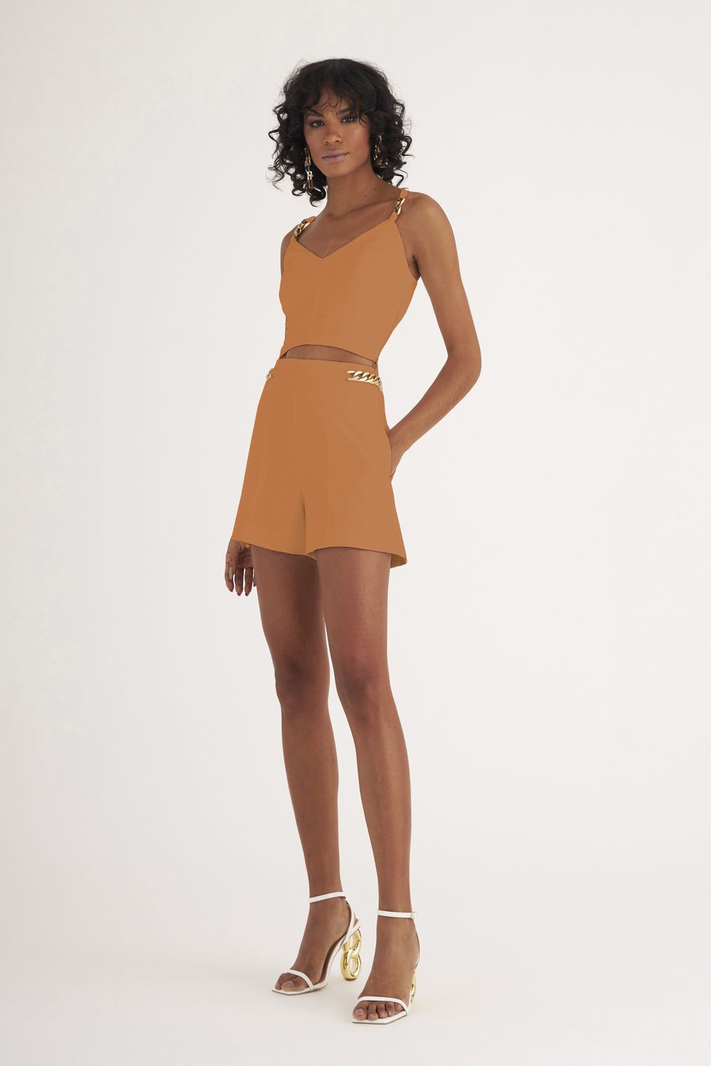 SHORT LISO ALFAIATARIA C/ CORRENTE LATERAL OURO