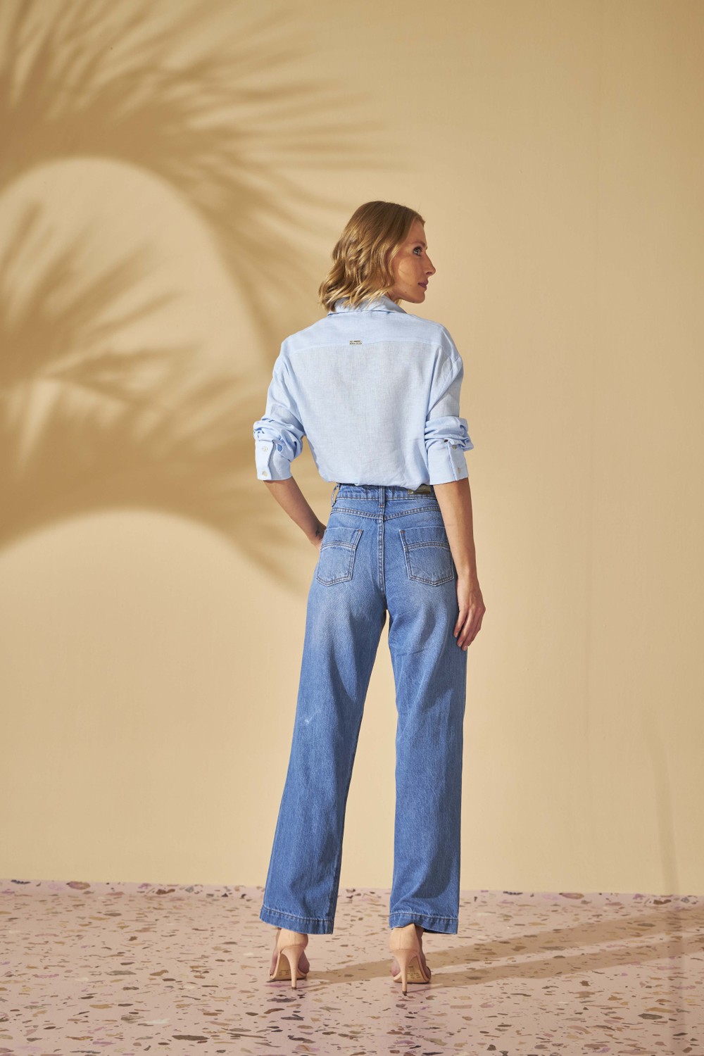 CALÇA MOM JEANS C/ RECORTES LAVAGEM MÉDIA