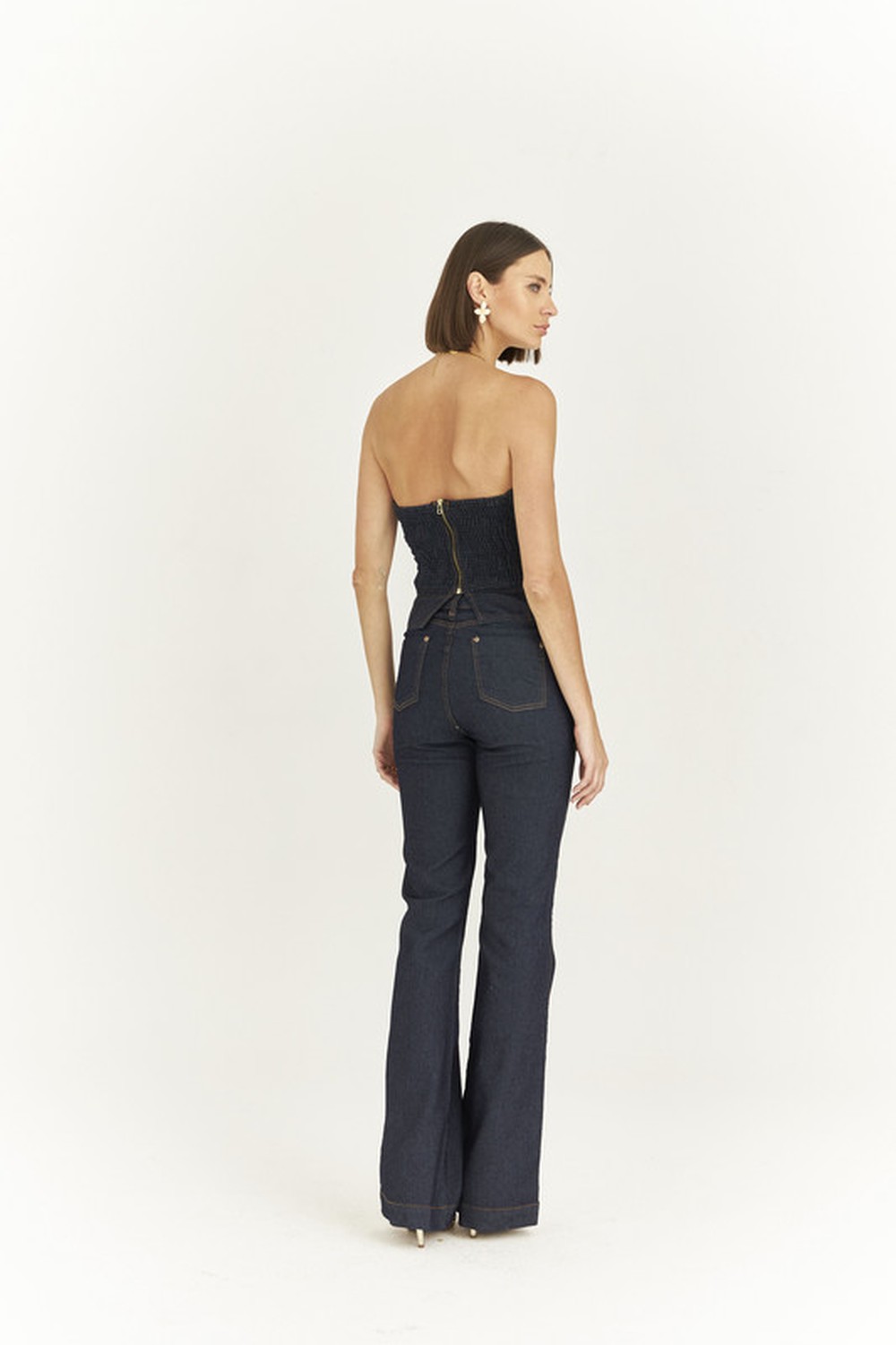 CALÇA JEANS FLARE LAV. ESCURA C/ BOLSO APLICADO